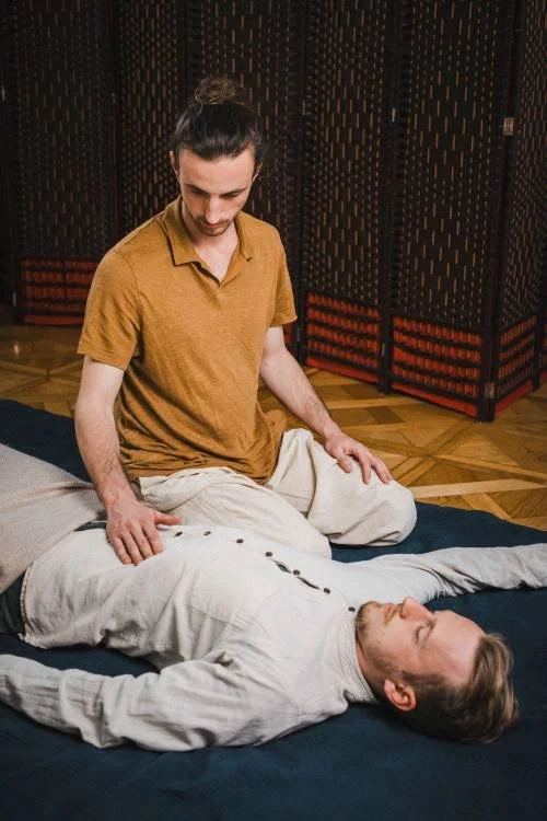 Abdominal diagnosis by Alexander Ahamer, Shiatsu therapist in Cascais, supporting energy and natural healing.