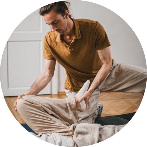 Alexander Ahamer, holistic therapist and Shiatsu practitioner in Cascais, performing a structural check-up to release tension, improve posture, and restore balance through integrative body therapy.