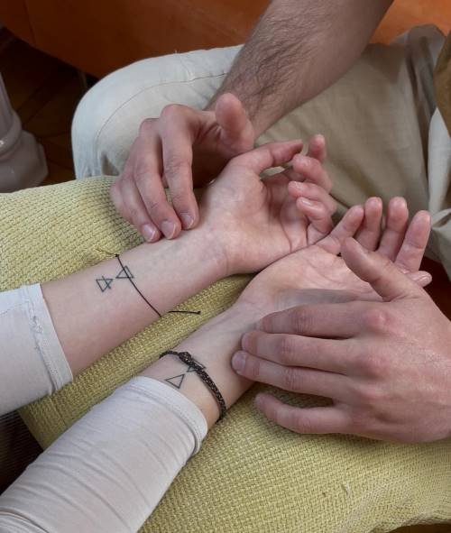 Alexander Ahamer doing a Traditional Chinese Medicine puls diagnosis and consultation with herbs