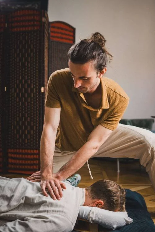 Alexander Ahamer, holistic therapist in Cascais, providing Shiatsu manual therapy to relieve stress, release blockages, and support the body’s natural healing through integrative touch and energy work.