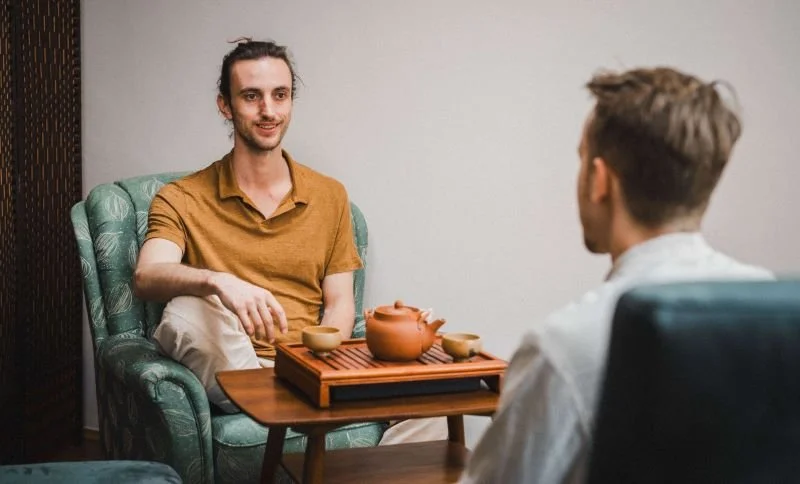 Initial consultation and assessment by Alexander Ahamer, Shiatsu therapist in Cascais.