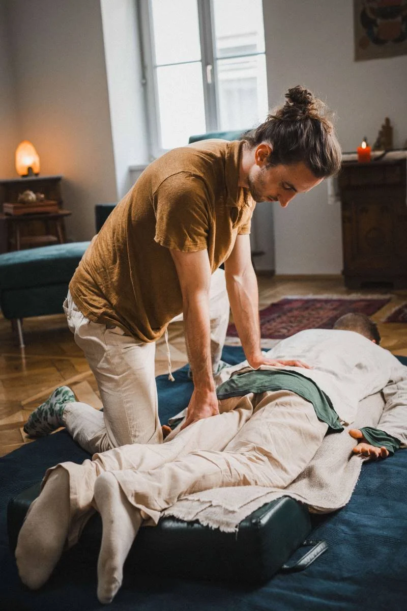 Shiatsu treatment by Alexander Ahamer, holistic TCM therapist in Cascais, Portugal.