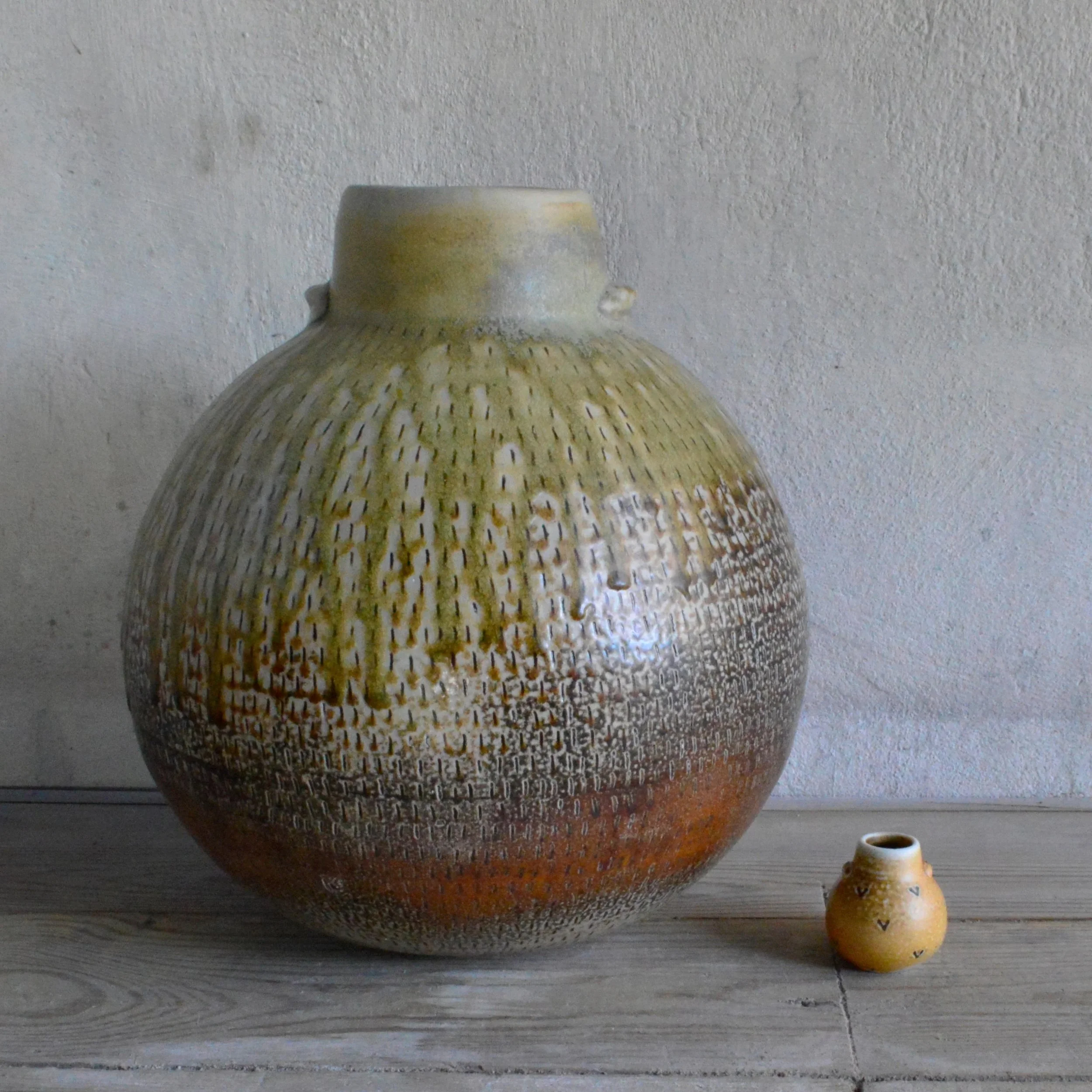2 ceramic vases