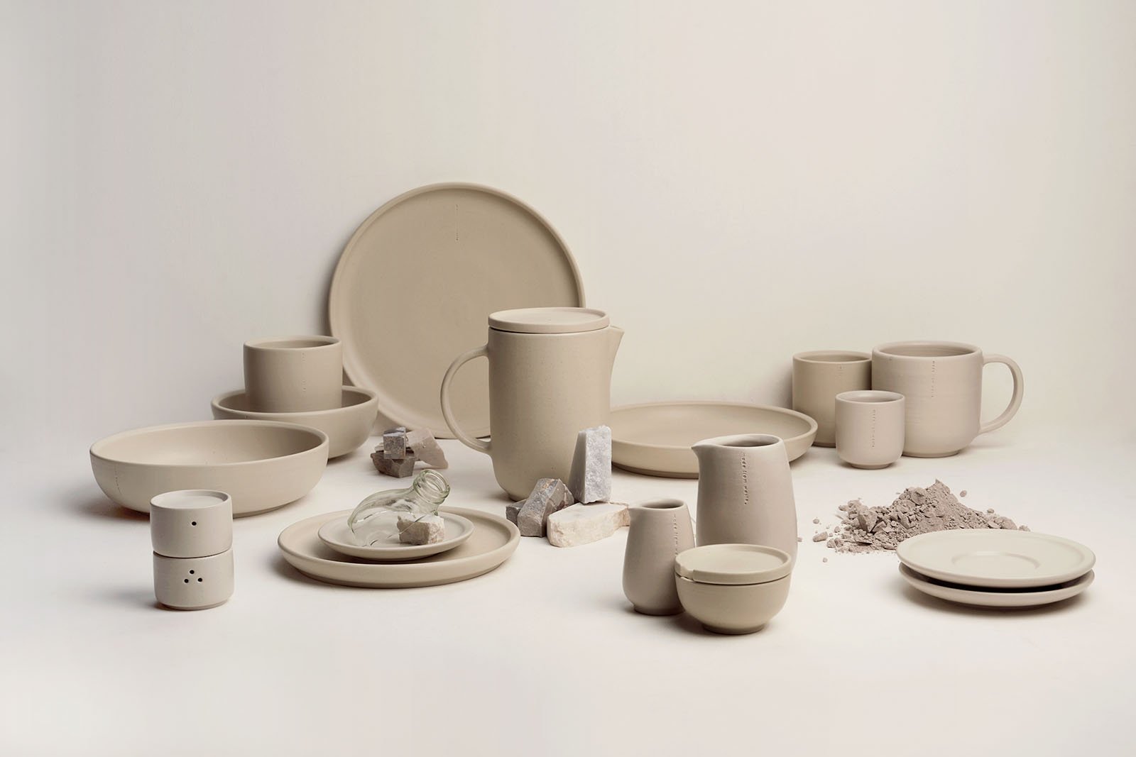 14 pieces of ceramic tableware
