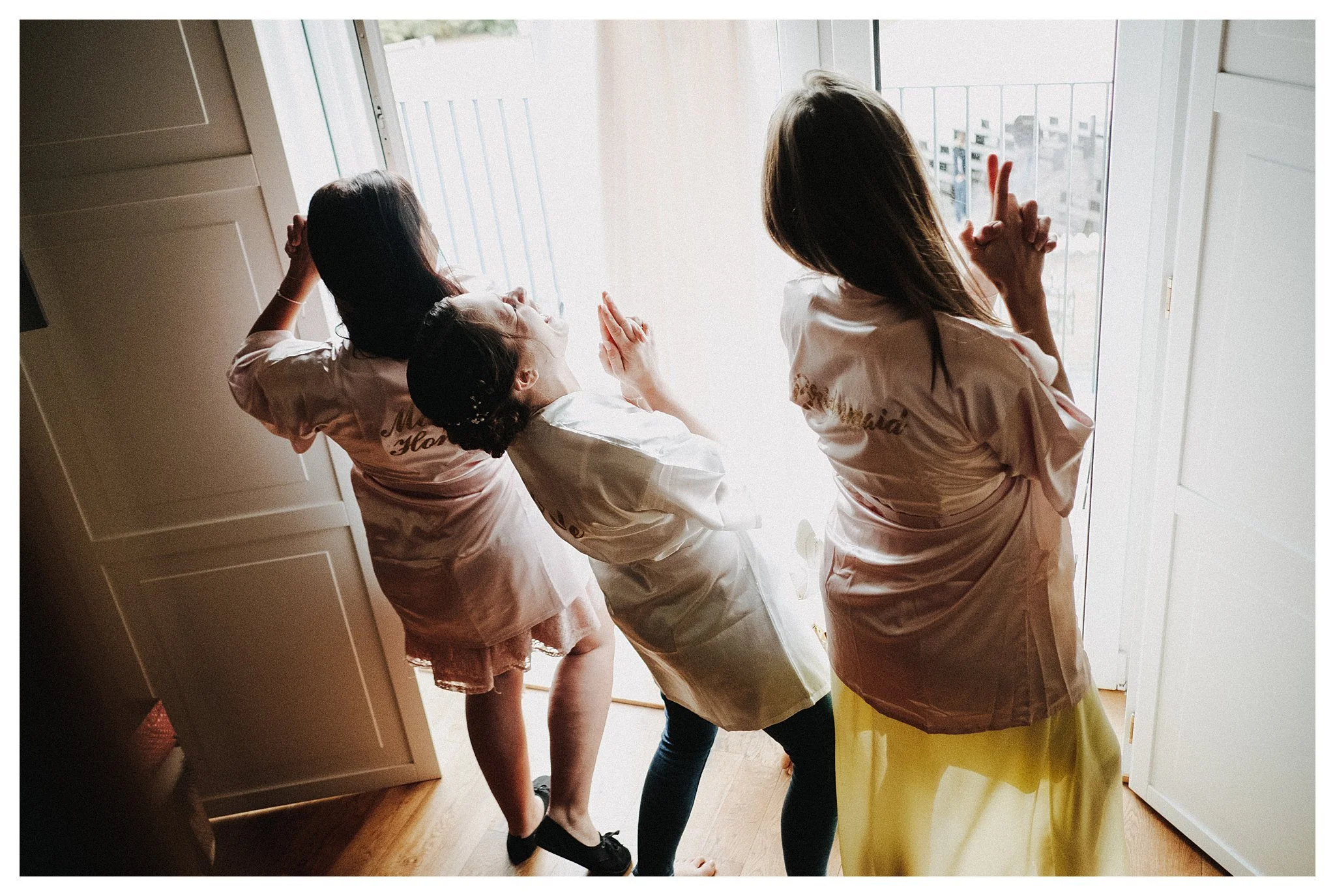 gettinh ready hochzeit braut mit Trauzeugin und Freundin