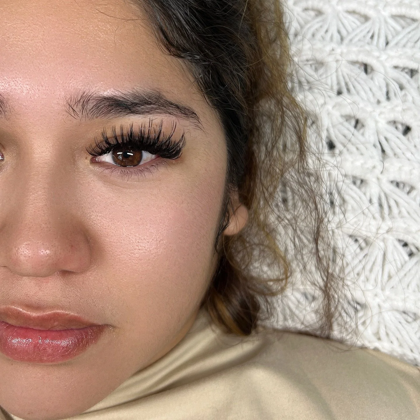 Ms. Tiara✨ one of my popular signature sets up close 🥰

A wispy set full of texture and fluff ✨

Wispy ebook 1 will have mapping details for 4 of my signature wispy sets🥰 

#houstonlashtech #houstonlashartist #houstonlashextensions #houstonlashsalo