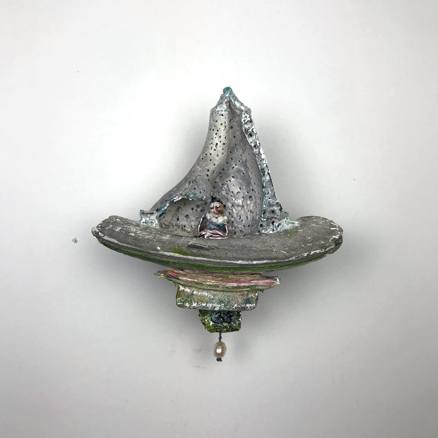 Into The Depths
5&rdquo;h x 4&rdquo;w x 3&rdquo;d

In the Depthless
All mysteries unfold 
Bravery a must 

#tinysculpture #fromthesea #pearl #inward #courage #willifindit #remember #meditate #art #mixedmediaartist #hereagain