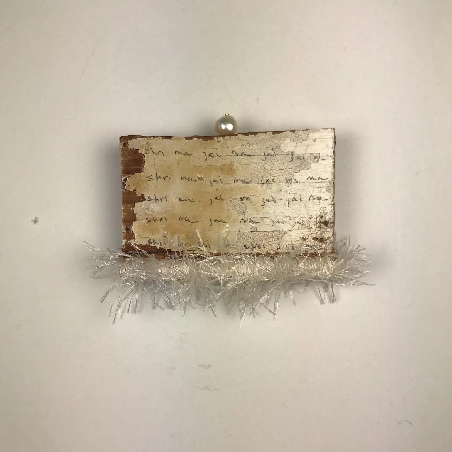 Divine Mother Mantra. Mantra series.
2.25&rdquo;h x 3&rdquo;w x .5&rdquo;d 

#mantraart #shrimajaima #ancientsound #sacredchant #sanskritchant