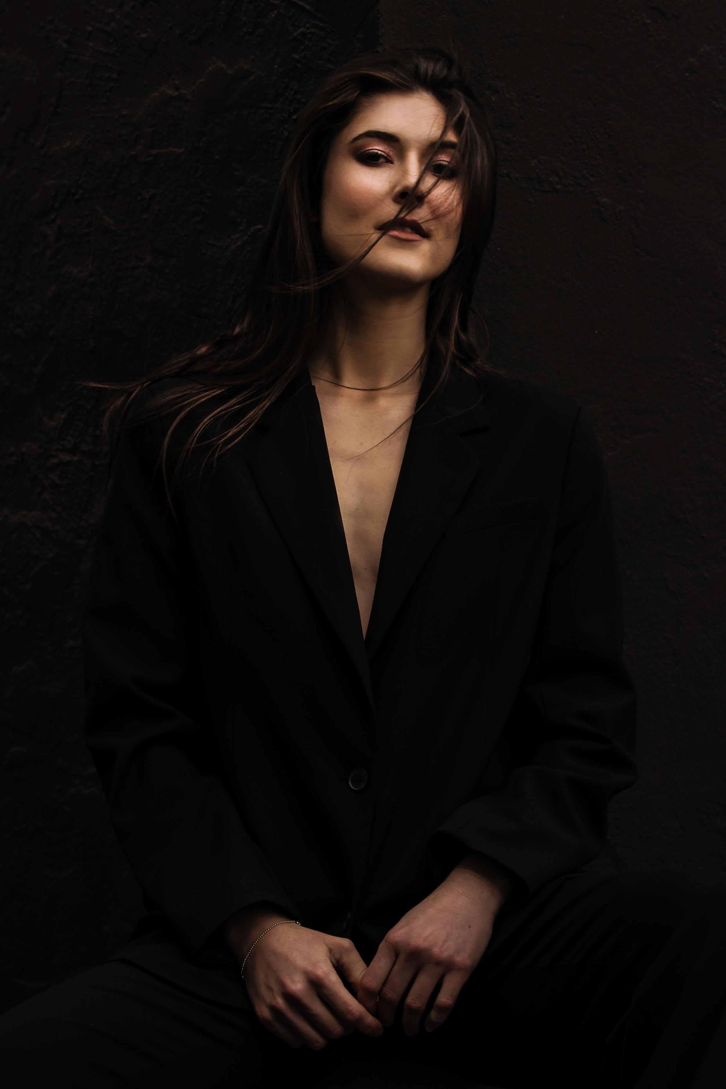 lifestyle-model-brittany-hogan-8863-color-dark.png