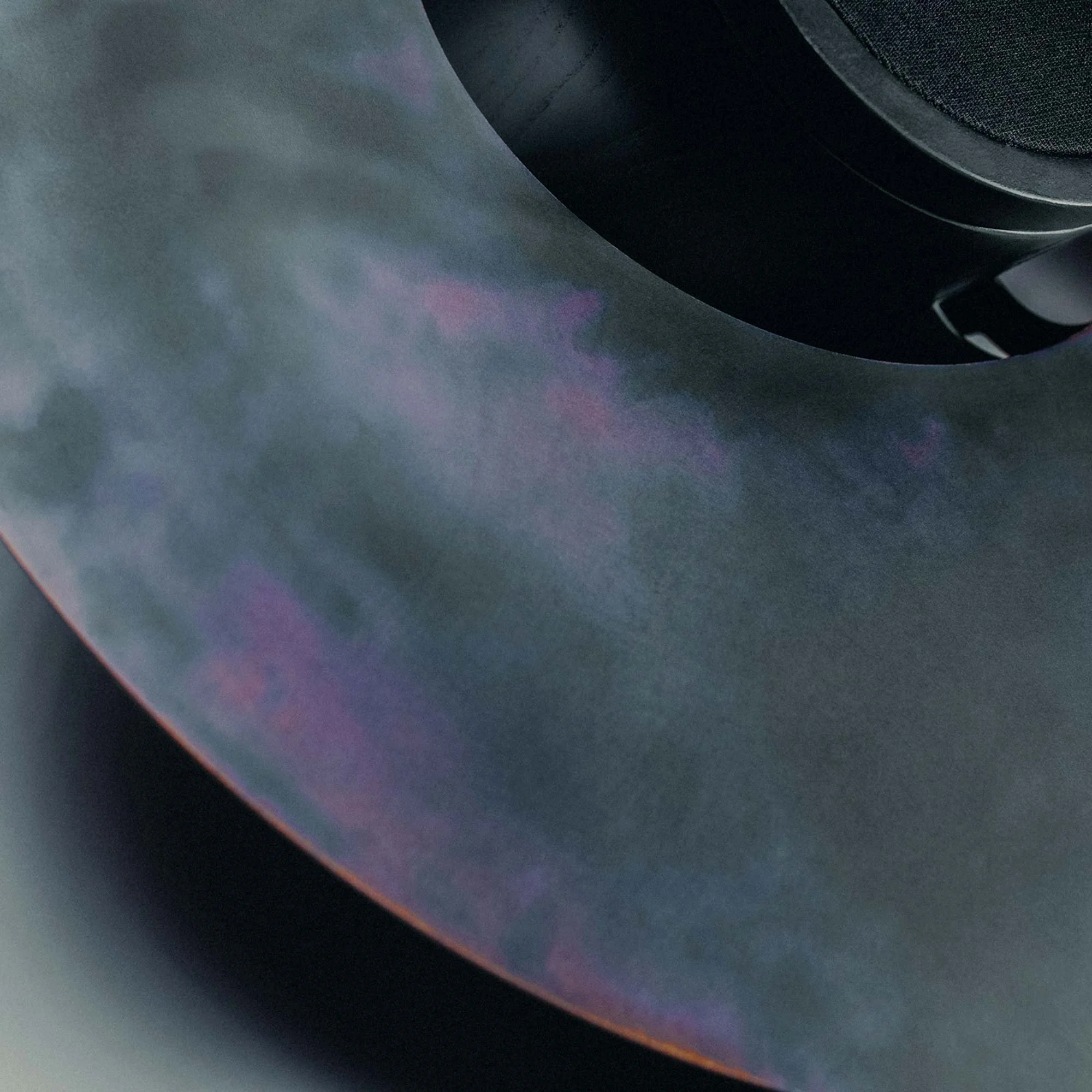 Particolare sulla finitura dello speaker audio Saturnia