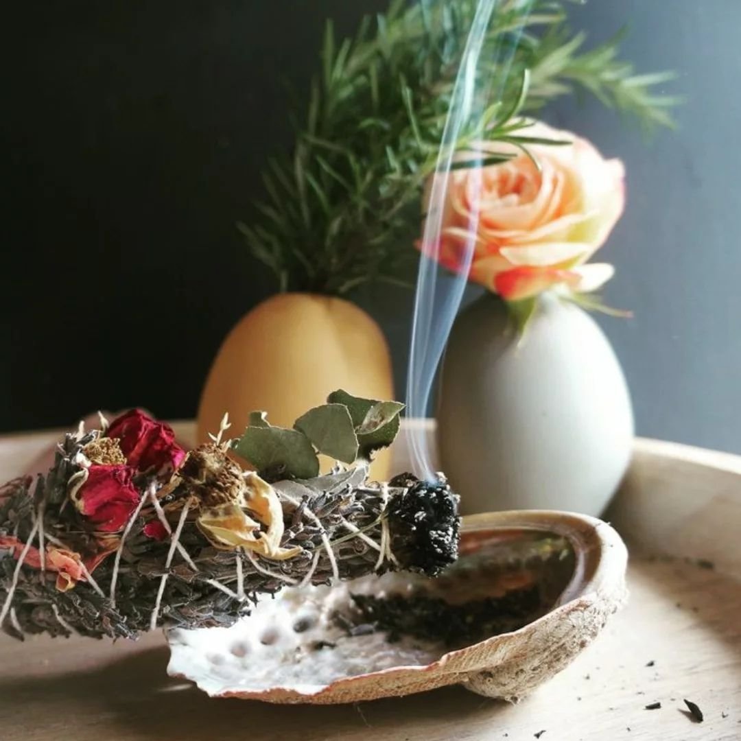 While many celebrate by creating more rubbish for our mother Earth, others just prefer reconnect with our inner magic ✨💗 rituals are powerful, o good or bad. Stay aline ☘️

#ritualmagic #ritualsmokecleansing