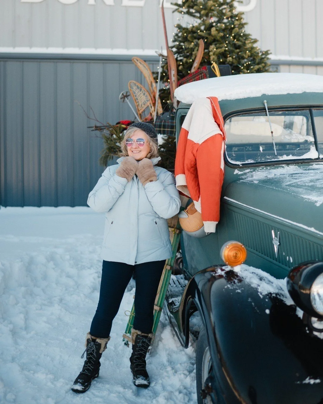 The glam shots are back and I am still smiling.

@emilymillayphotography captured all of us living our best winter lives at the Snow Moon, A Seat at the Table dinner party hosted by the incredible Stacy @juniperandlaceevents. I shared some photos fro