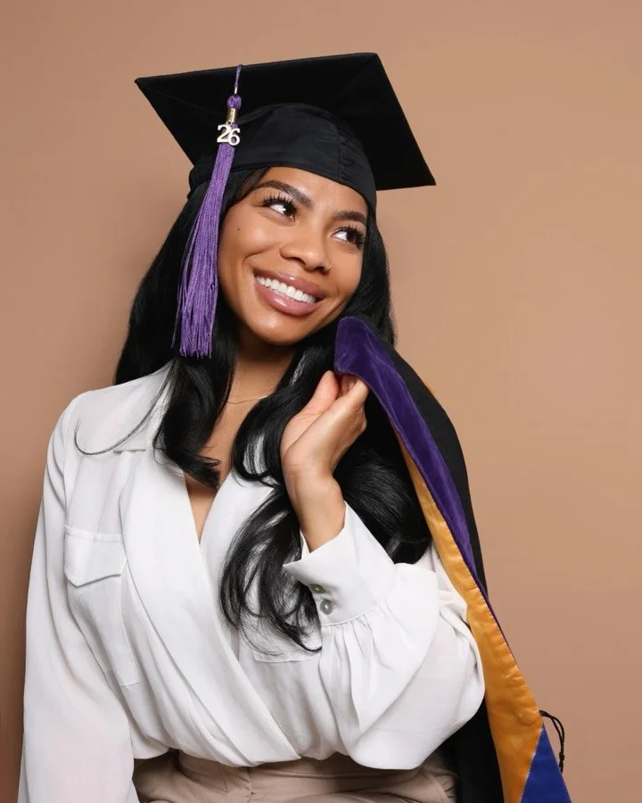 The exciting color clashes of this graduation season 🎆

#momento #selfportrait #photostudio