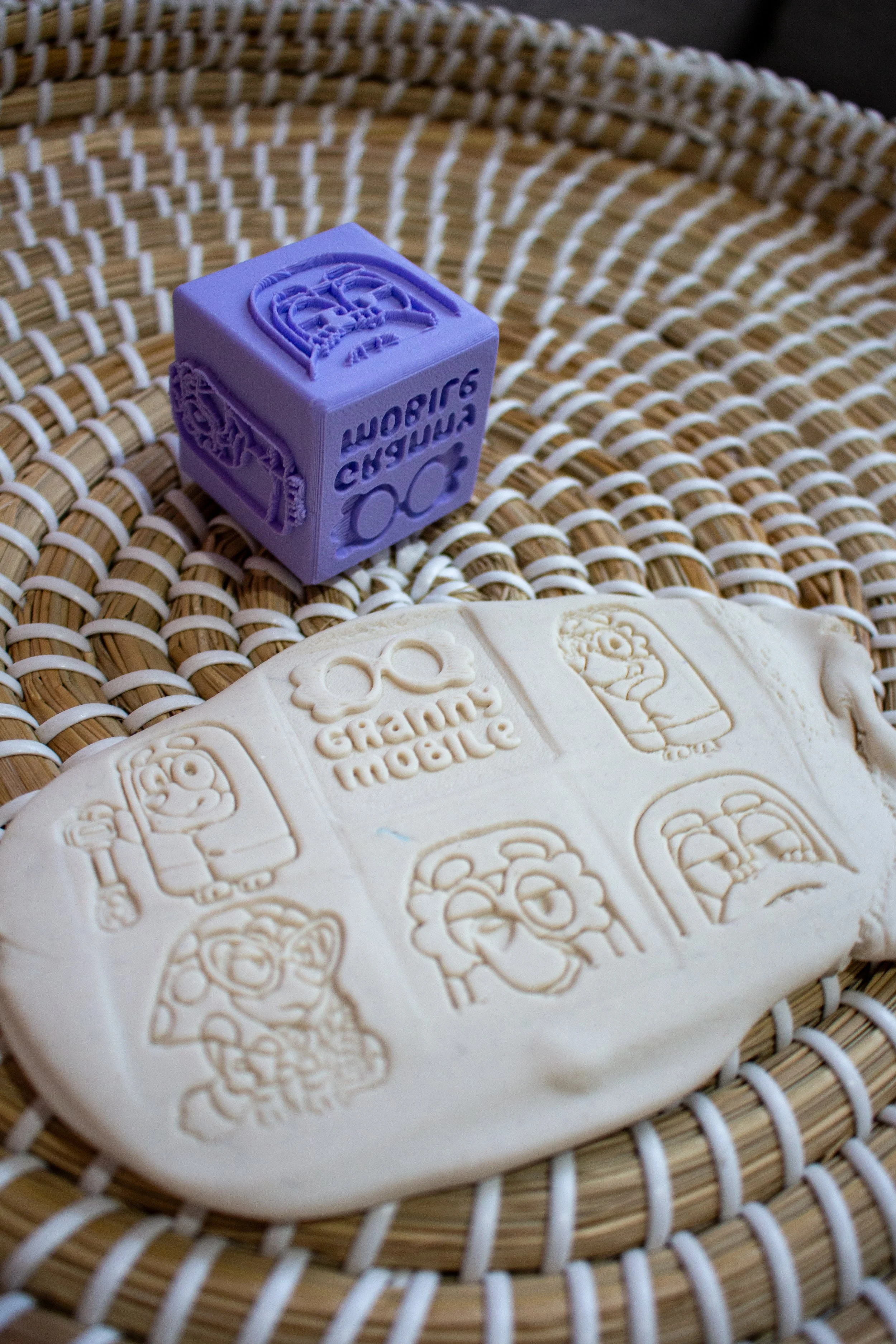 Playdoh Cube Stamp - Bluey - Here come the Grannies