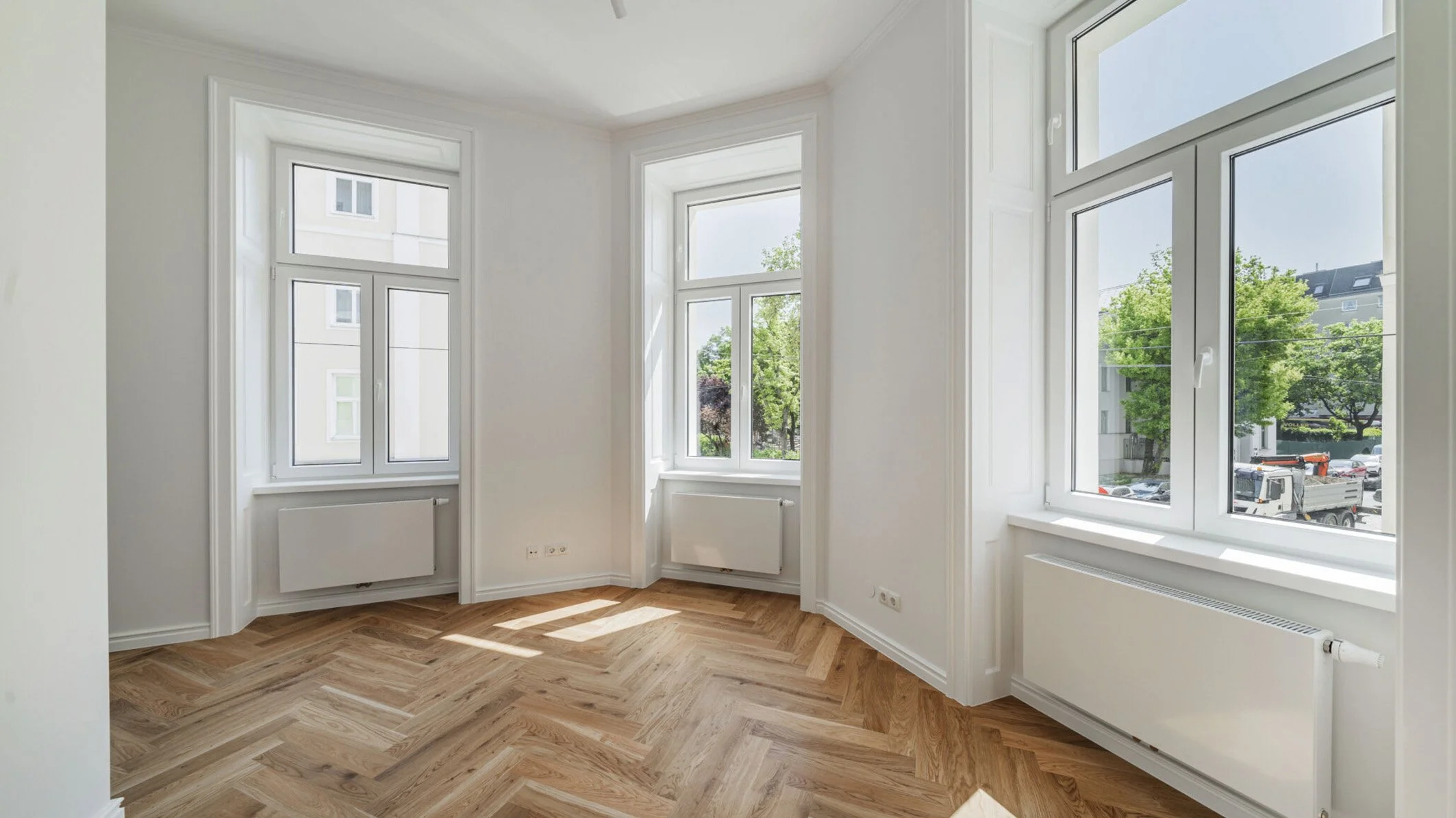 Ein Stilaltbau mit Gründerzeitfassade in der Hagenmüllergasse 1 im 3. Bezirk, nahe dem Rochusmarkt. Im Zuge der geplanten Sanierung inklusive Dachausbau entstehen neue hochwertige Wohnflächen.