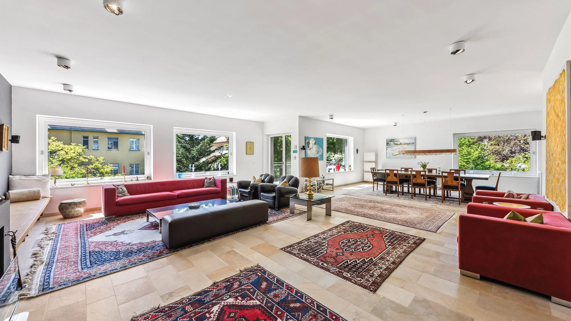 In Unterdöbling im 19. Bezirk, nur einen Katzensprung von der Privatklinik Rudolfinerhaus entfernt, wartet eine exklusive 5-Zimmer-Residenz mit 215 m2 Wohnfläche auf neue Besitzer.