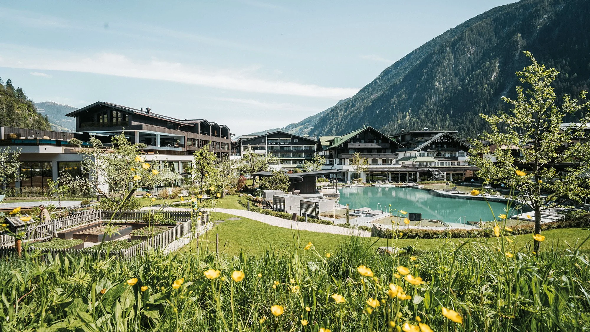 Die Zillertaler Alpen spornen mit 1.400 Kilometern ausgeschilderten Wanderrouten an. Erholung finden Urlauber anschließend im „Neuhaus Zillertal Resort“ in Mayrhofen.