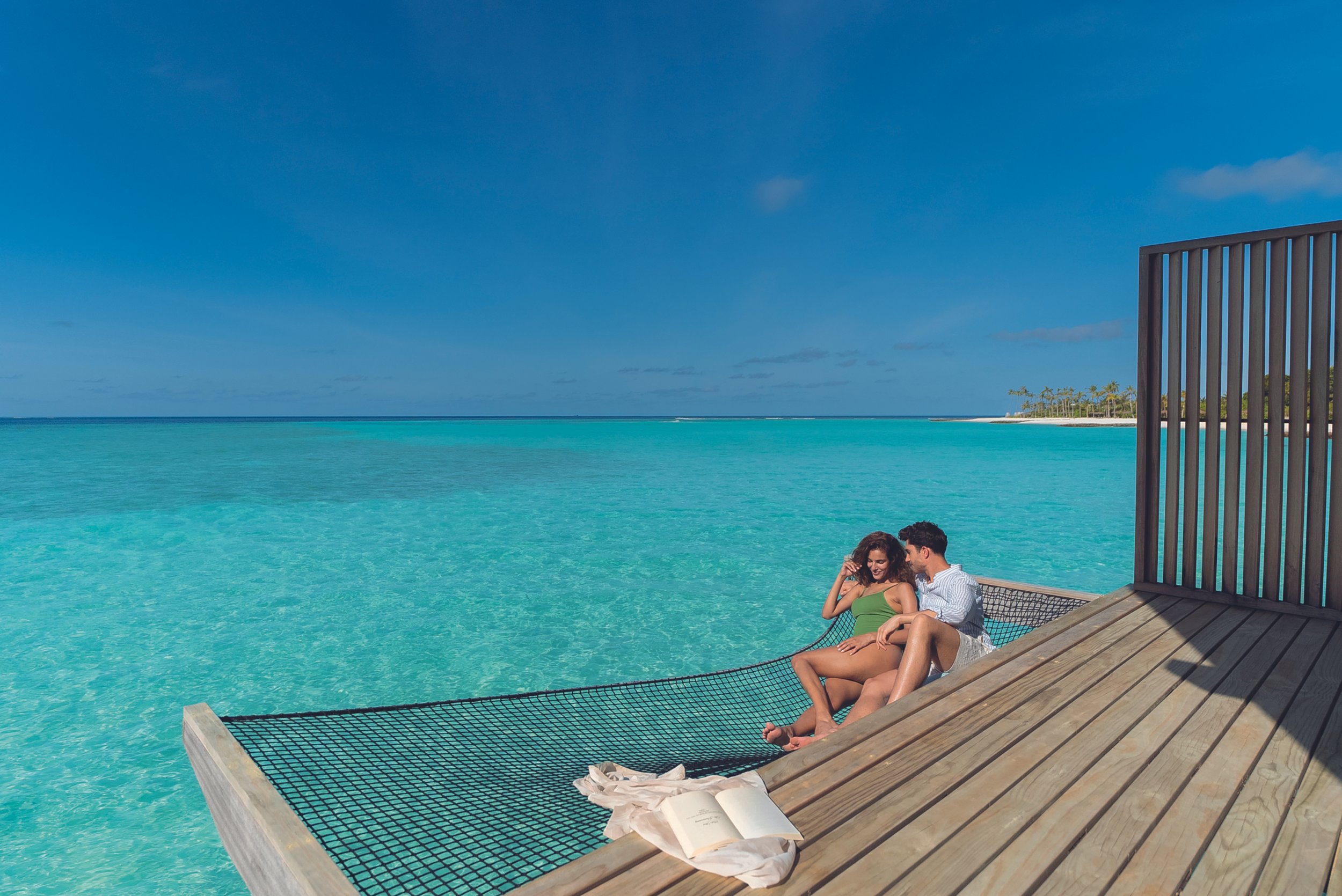  Yoga im RAAYA by Atmosphere auf den Malediven findet im luxuriösen Spa oder direkt am Strand statt. 