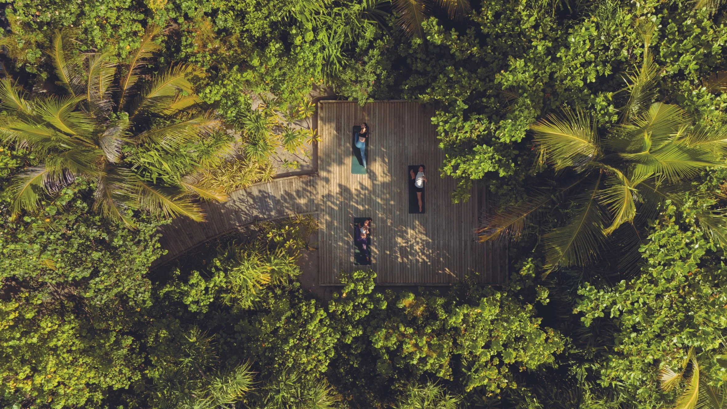  Yoga im RAAYA by Atmosphere auf den Malediven findet im luxuriösen Spa oder direkt am Strand statt. 