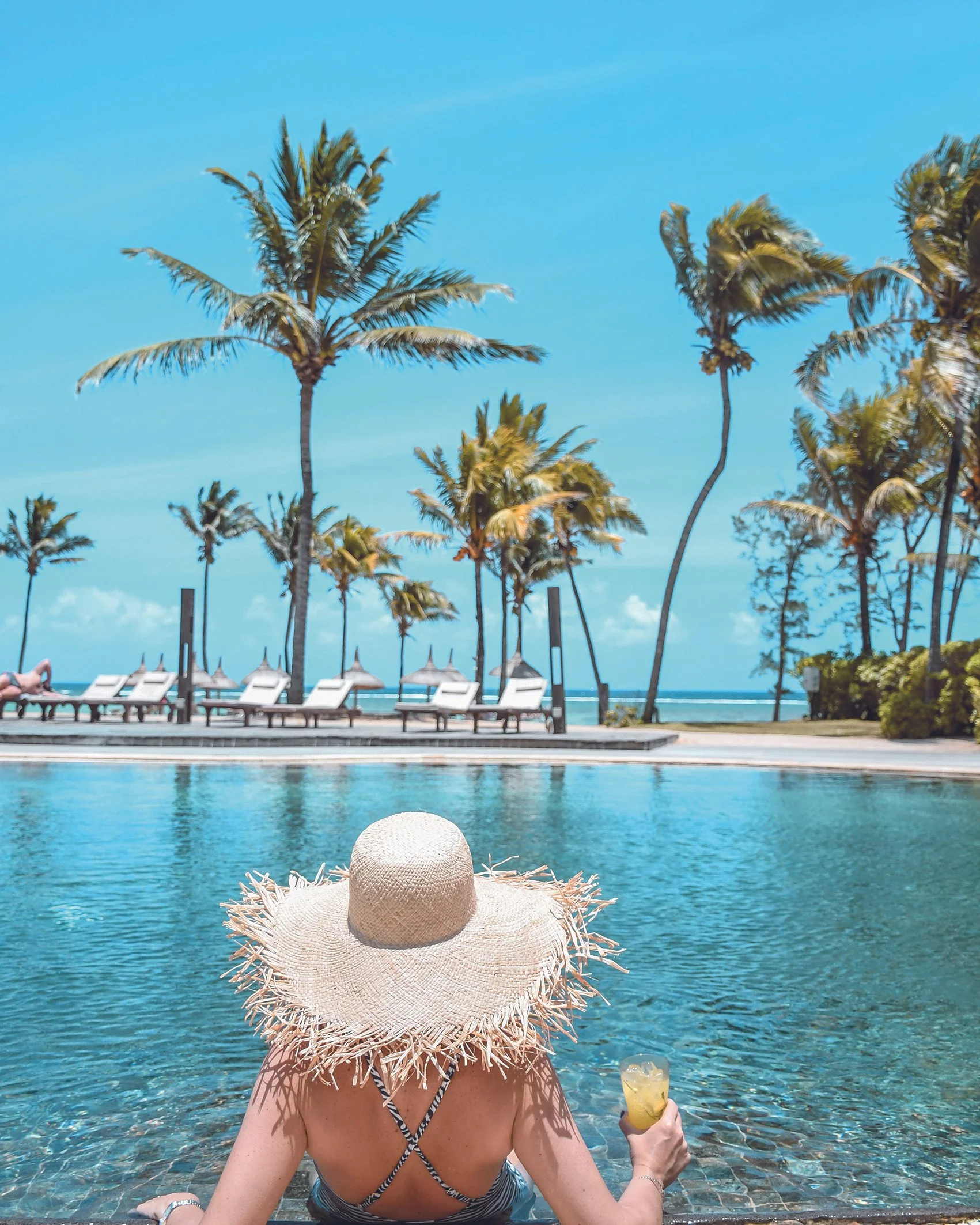  Das Castaway Island Resort auf den Fidschi-Inseln ist umgeben von weißen Sandstränden, Korallenriffen und kristallklarem Wasser. 