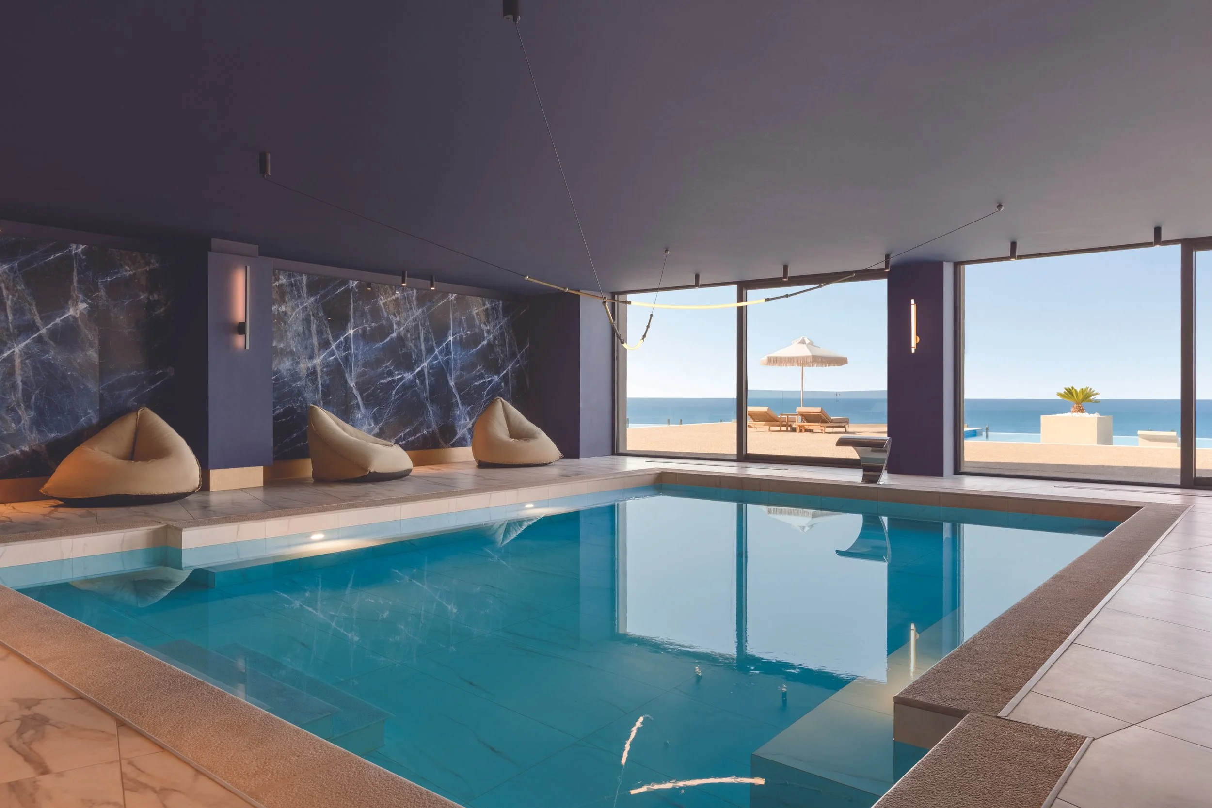  Eingebettet in eine griechische Pinienlandschaft, nur wenige Schritte vom azurblauen Meer der Ägäis entfernt, liegt diese Oase: das Ajul Luxury Resort &amp; Spa. 