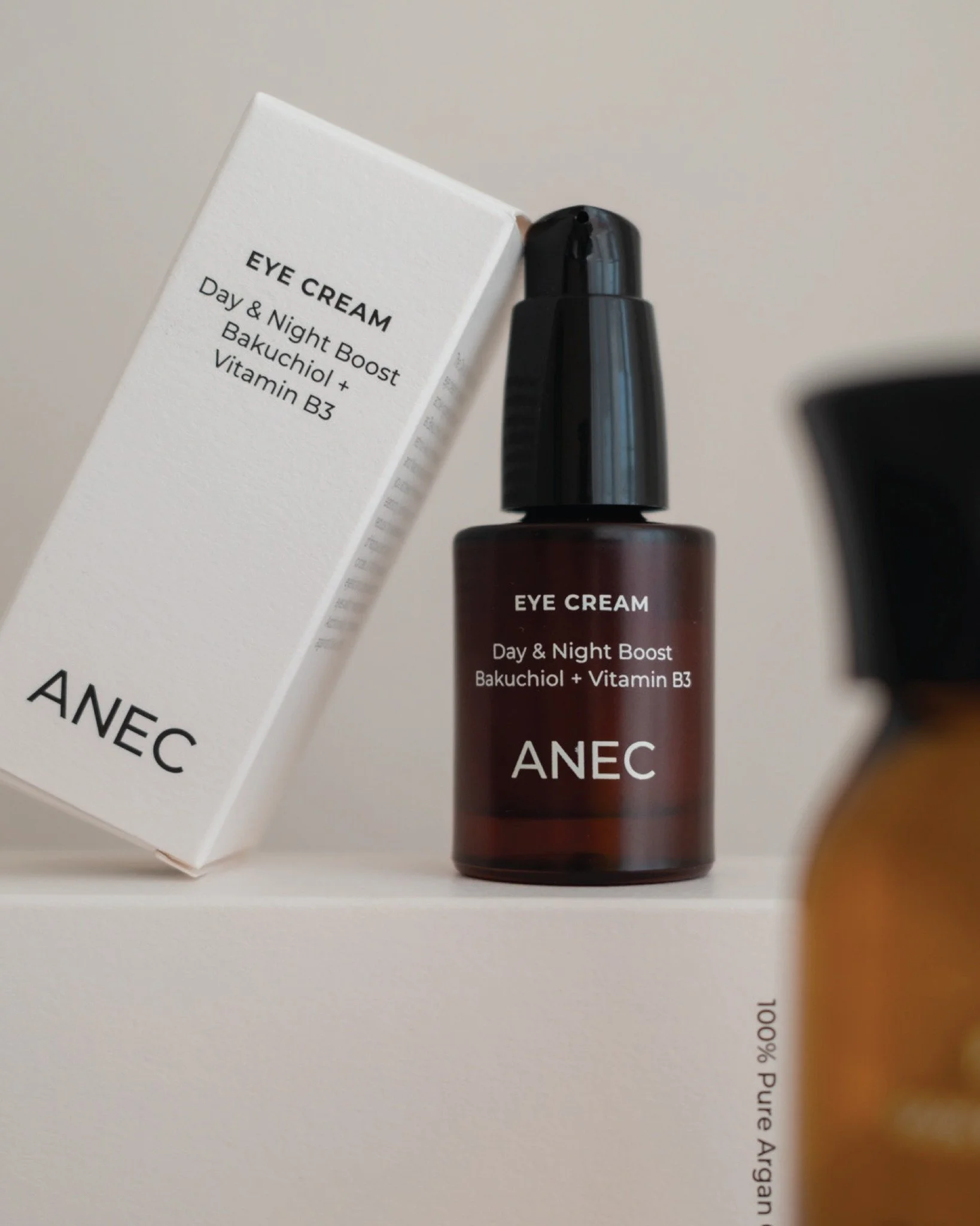 Niacinamida & Bakuchiol 🤍 La combinación perfecta para:
- Luchar contra la mirada cansada 
- Reducir la hinchazón, las ojeras y la flacidez del párpado superior
- Mejorar la firmeza y elasticidad 
- Aportar frescura e hidra