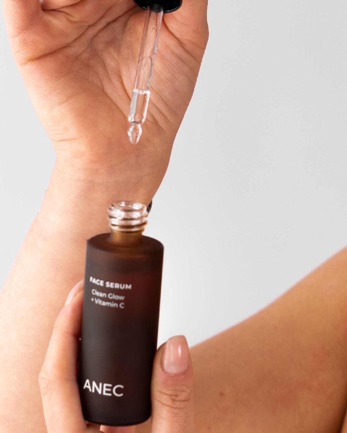 Sab&iacute;as que aproximadamente el 80% de un cosm&eacute;tico tradicional suele ser agua?

Descubre nuestro serum facial libre de agua 🤎

💧 0% agua 💫 100% activos

M&aacute;s eficacia
 M&aacute;s respeto por la barrera cut&aacute;nea
 Menos impa