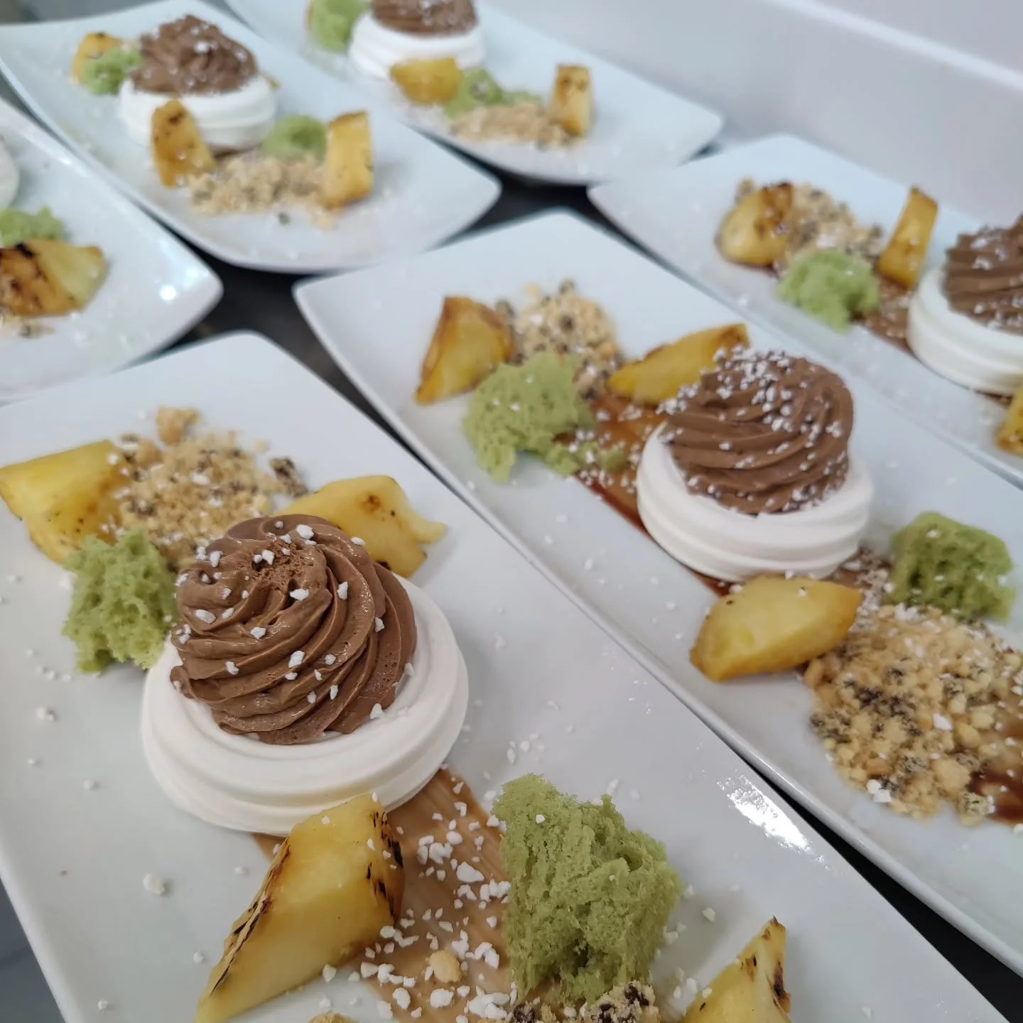 Wij mochten gisteren een heel aantal prachtige personen verwennen van het Wit-Gele kruis. 
Die kozen ervoor om onze nieuwe dessert van de kaart te nemen om hun middag af te sluiten.
Ontdek hem zelf ook! 
Gegrilde ananas met chocolade en merengue .