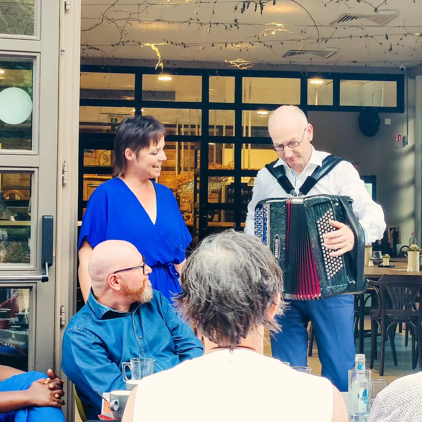 Een pensioenfeest om u tegen te zeggen. Een gezellige zomeravond met sfeer en gezelligheid verzorgd door @liselottevandooren_artist en heerlijke food en drinks door @de_bosserie
