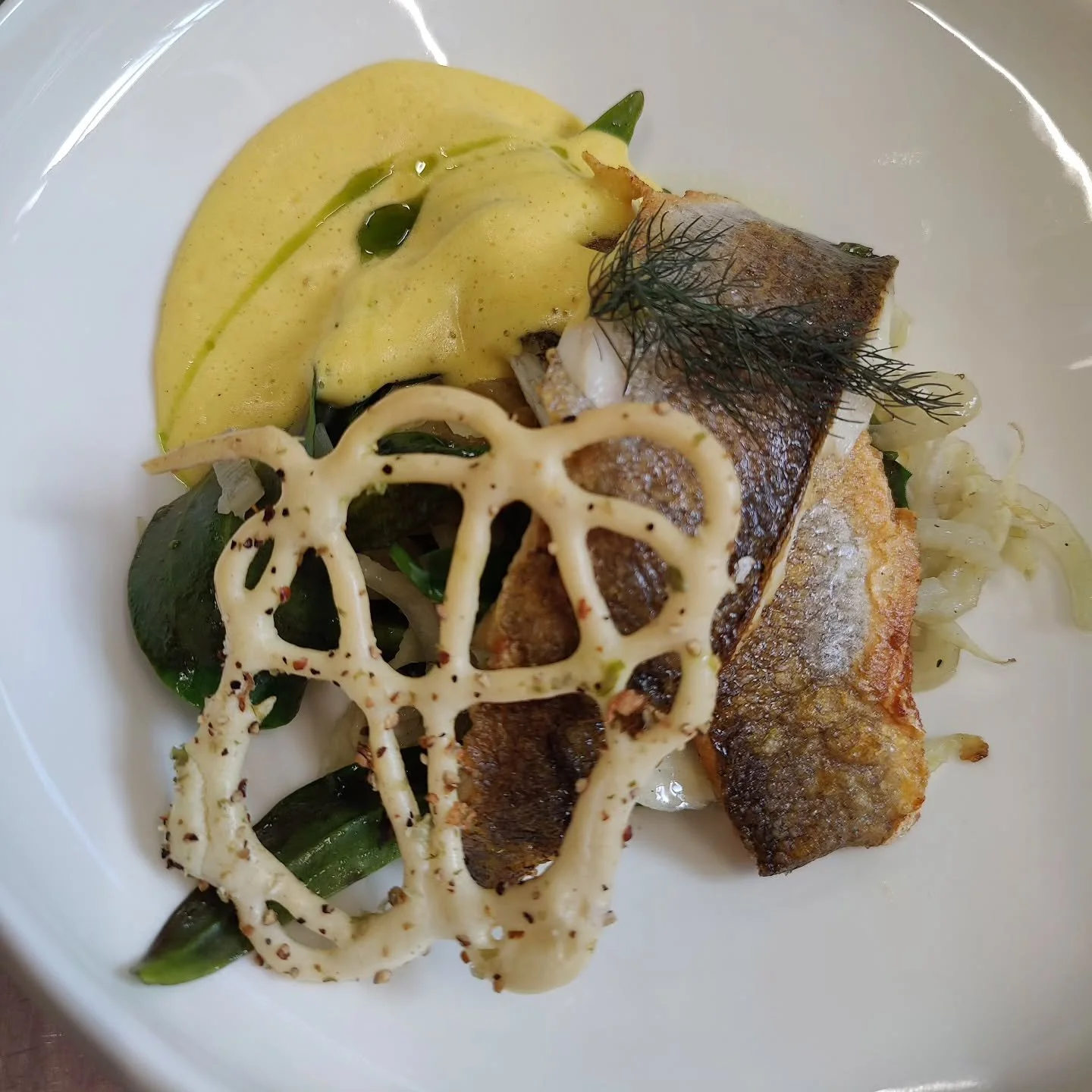 Onze laatste suggestie voor deze zomer. 
Zeebaars met vadouvan, mousseline, venkel en puree.