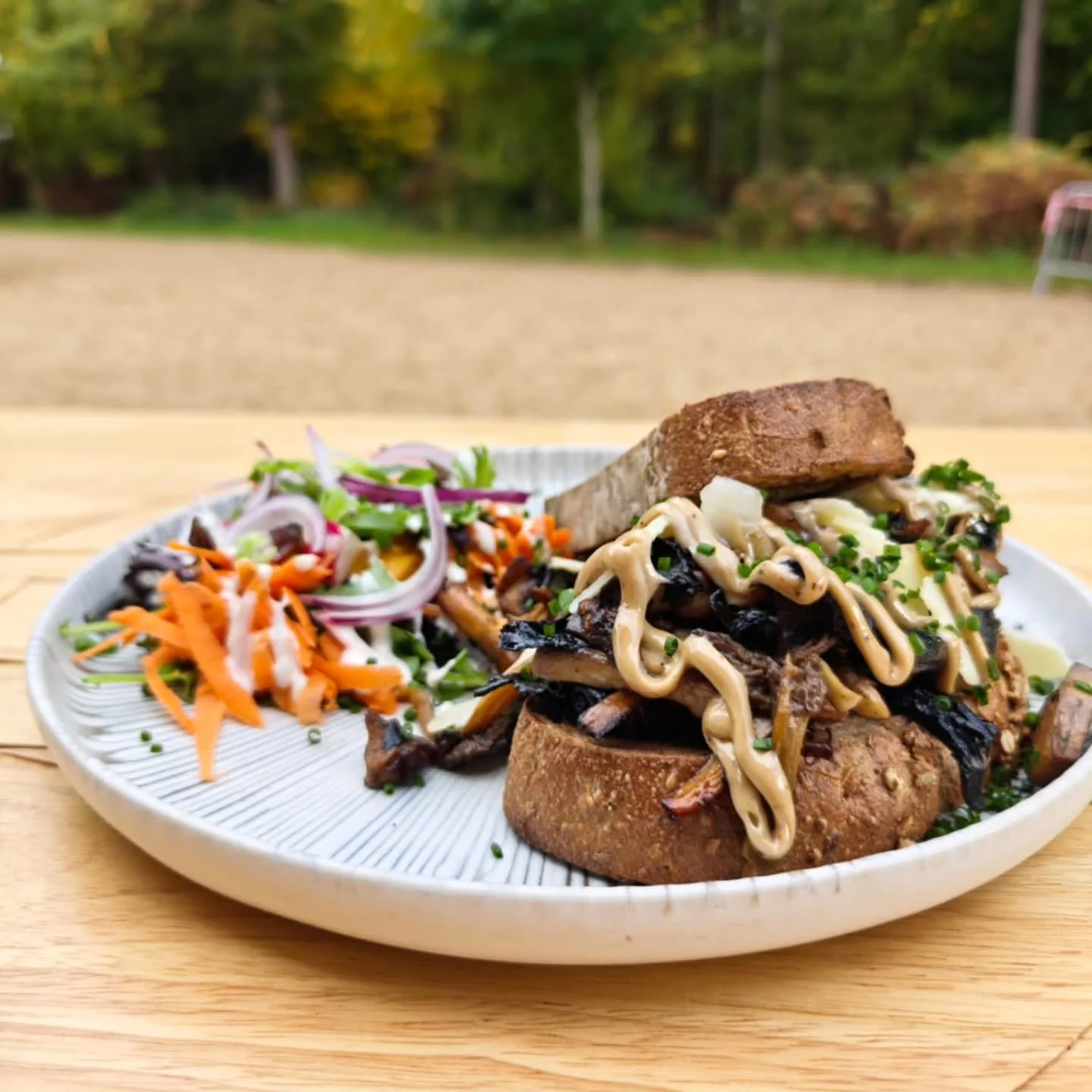 🍂 Nieuwe maand, nieuwe suggesties 🍂

In november verwennen we jullie met een toast champignon, eventueel afgewerkt met forel voor wie graag dat extra verfijnde accent proeft.

Daarnaast brengen we opnieuw wat wild op het menu:
Malse haasfilet met k