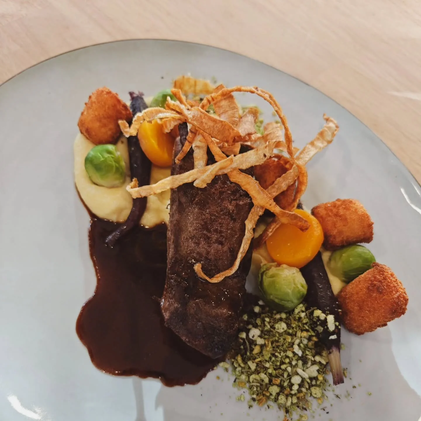 Nieuwe maand, nieuwe suggesties!! 
In december schotelen we jullie graag deze voor. 
Hert - pastinaak- amandel krokketen- wildsaus
Koolvis- spitskool- puree- kalfsjus

Kom en geniet! 
Te verkrijgen van dinsdag tot en met zondag. 

Vergeet trouwens oo