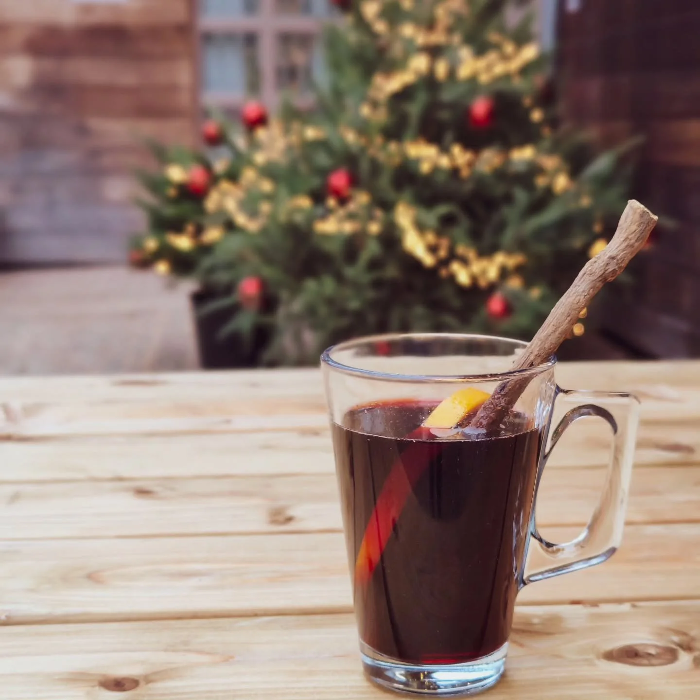 Kom je gedurende de kerstvakantie verwarmen met een heerlijke tas gl&uuml;hwein 🎄🥰.
(Op is op 🤷)