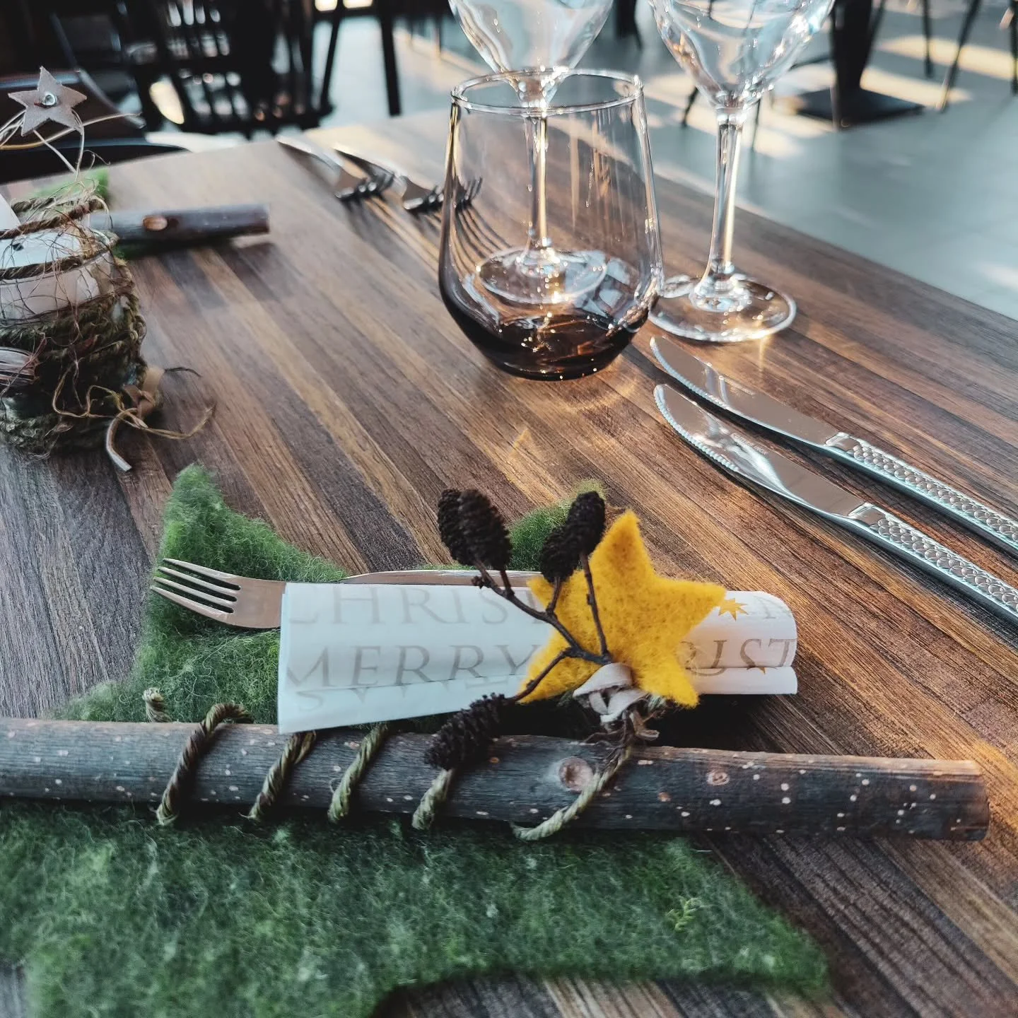 De tafels zijn ingedekt, de lichtjes branden, en het eten staat klaar. 
We zijn er helemaal klaar voor 🥰🎄🍷.
Bedankt aan @petracrul.cre om ons terug te voorzien van mooie decoratie en unieke tafelstukjes.