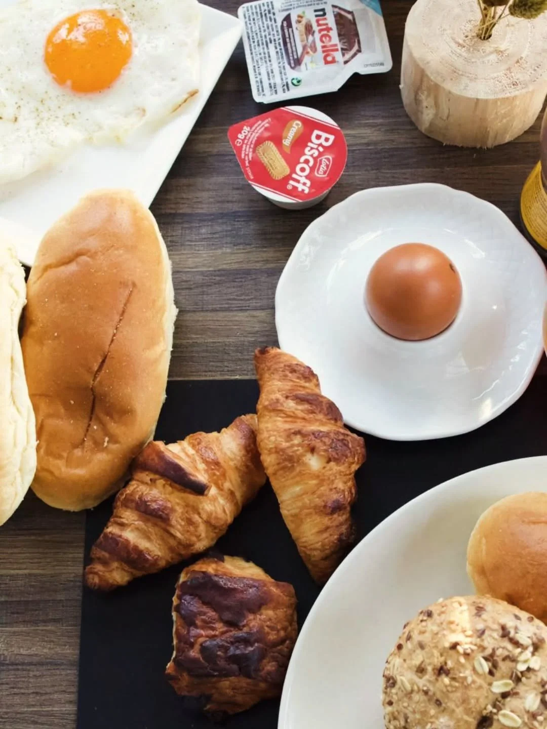 Het volgende ontbijt is al in zicht. Op zondag 4 januari is het eerste ontbijt van 2026 en om dat te vieren schenken we jullie graag een glaasje bubbels. 
Reserveren kan nog 🥳. 
Van 29/12 tot en met 1/1 kan je enkel reserveren via mail. 
info@deboss