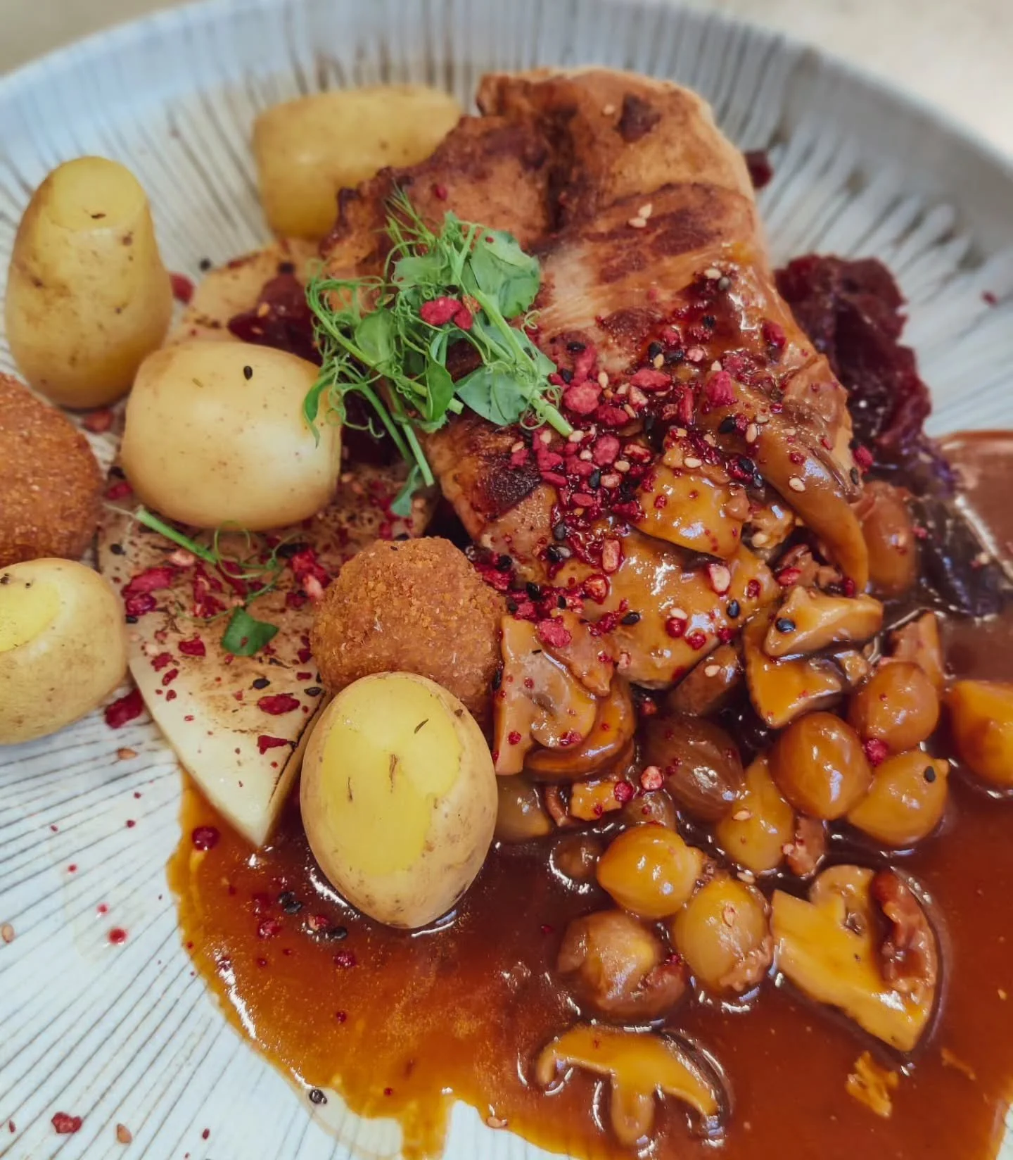 Nieuwe maand staat in de De Bosserie gekend aan nieuwe suggesties. 
Voor feestmaand januari zetten we voor onze vlees suggestie graag een klassieker van grootmoeders keuken op tafel. 
We gaan dus voor konijn op grootmoeders wijze met een eigenzinnige