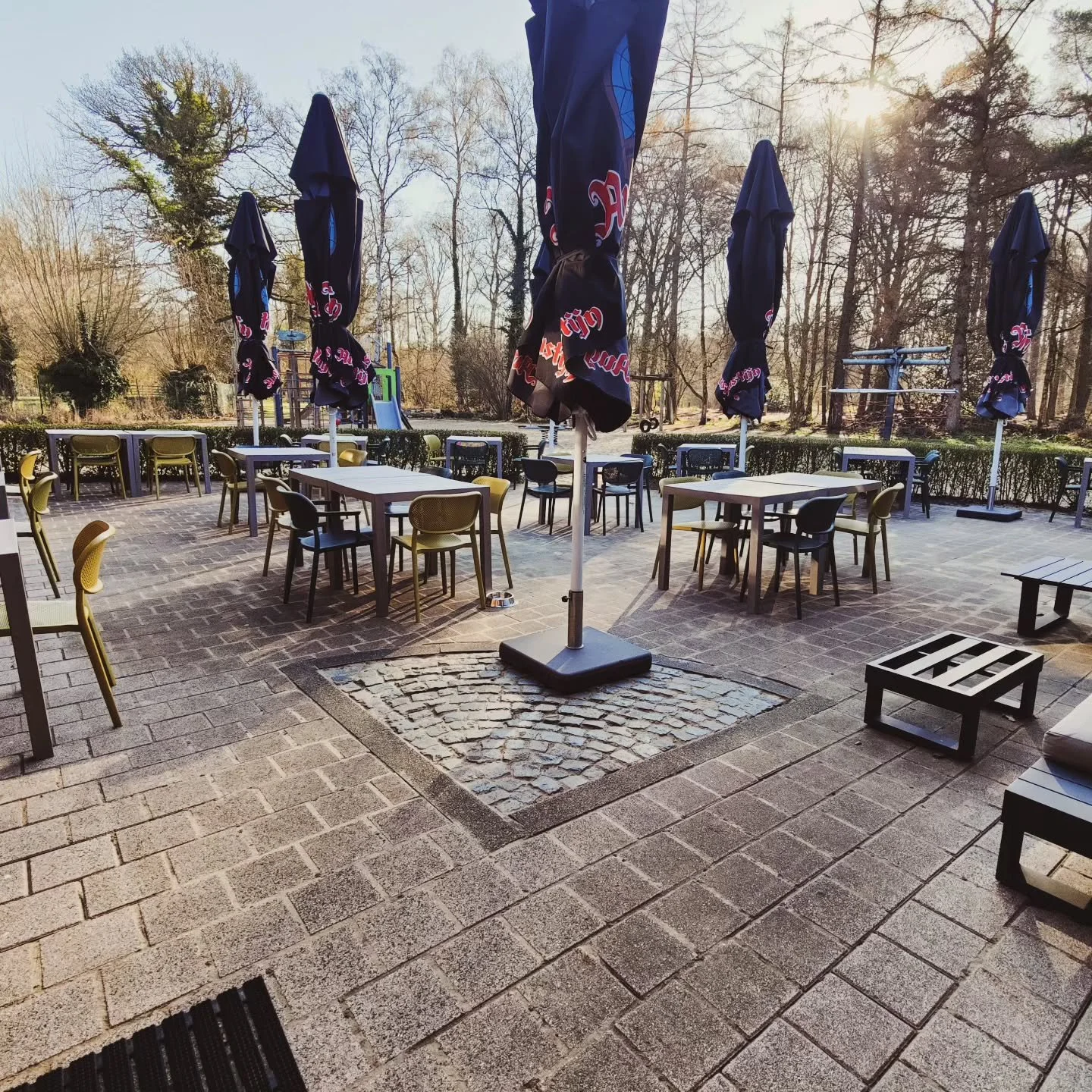 Sinds gisteren staat ons 'zomerterras' terug volledig klaar. Velen konden gisteren dan ook al genieten van de lentezon en de bijhorende drankjes en hapjes en gerechten. 

Onze picknickbanken die in de winterperiode velen hebben gebruikt staan terug a