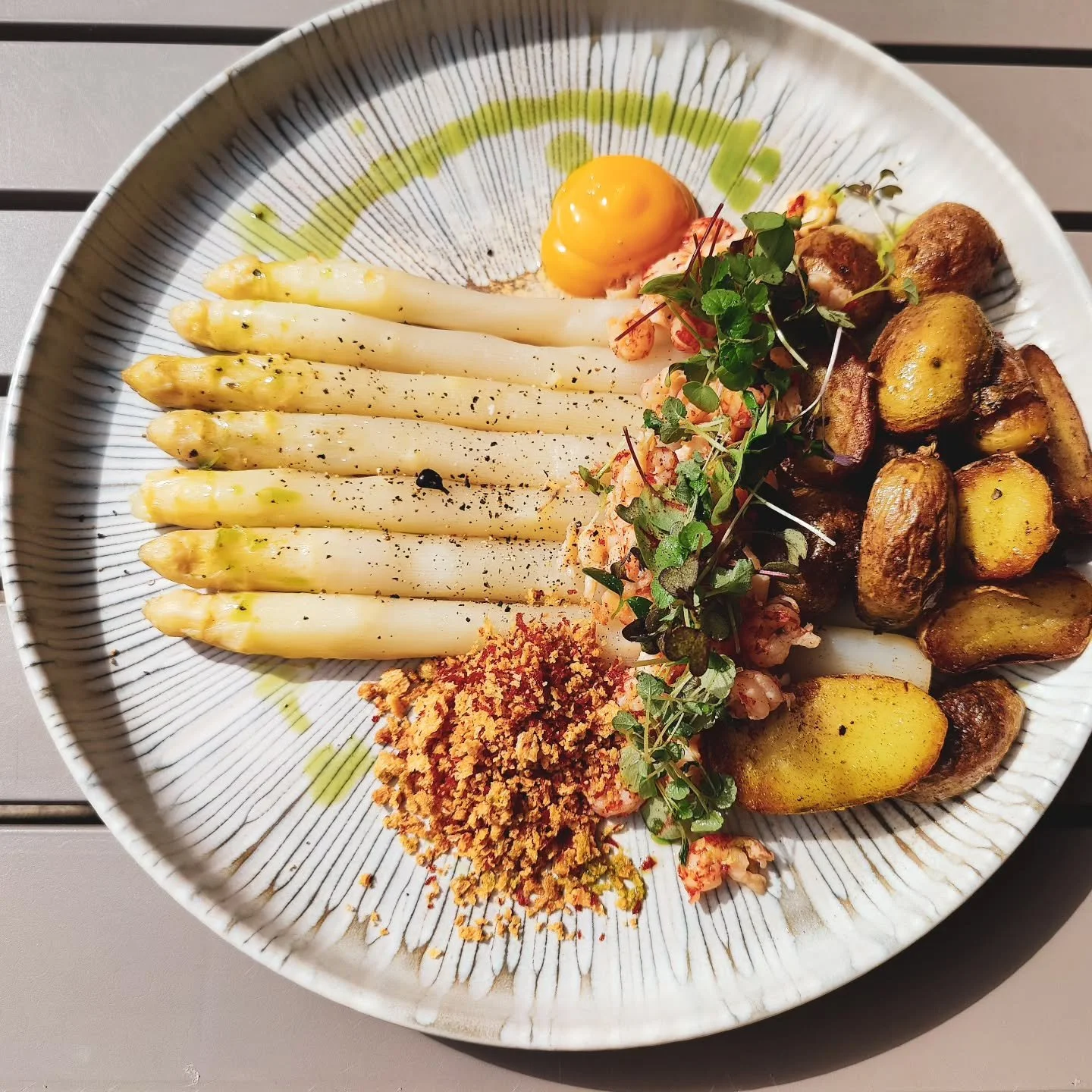 Nieuwe maand staat gelijk aan nieuwe suggesties! 

We serveren deze maand voor jullie;
Asperges, krieltjes, rivierkreeftjes en dit met cr&egrave;me van eidooier. 

Voor onze vleessuggestie hebben we onze inspiratie al gevonden op de ideale vakantiebe