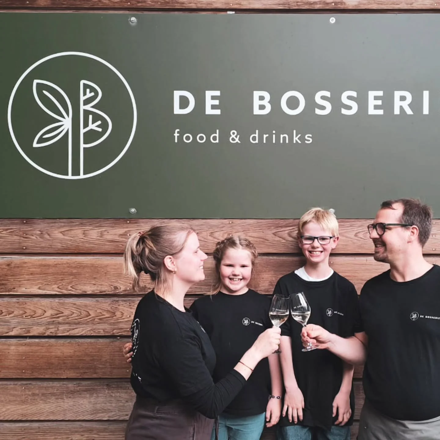 Van droom naar brasserie.

Gisteren mochten we even klinken! 

Want, 2 jaar geleden begonnen we aan een avontuur waar we enorm trots op zijn.
Wat begon met veel goesting, spanning en hard werk groeide uit tot een plek vol sfeer en mooie ontmoetingen.