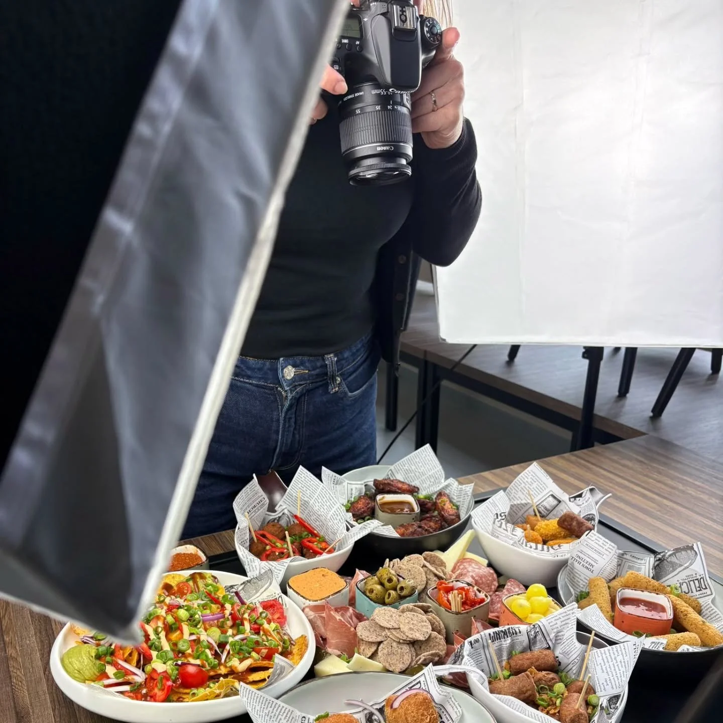 Wat wij deden vandaag. 
Foto's, foto's en nog meer foto's 🥰. 
De ideale moment met het grijze weer. 

Volop aan de slag en al een voorbeeld van heel wat van onze heerlijke hapjes. 
Of je nu wil aperitieven voor het eten. Of in de namiddag meer zin h