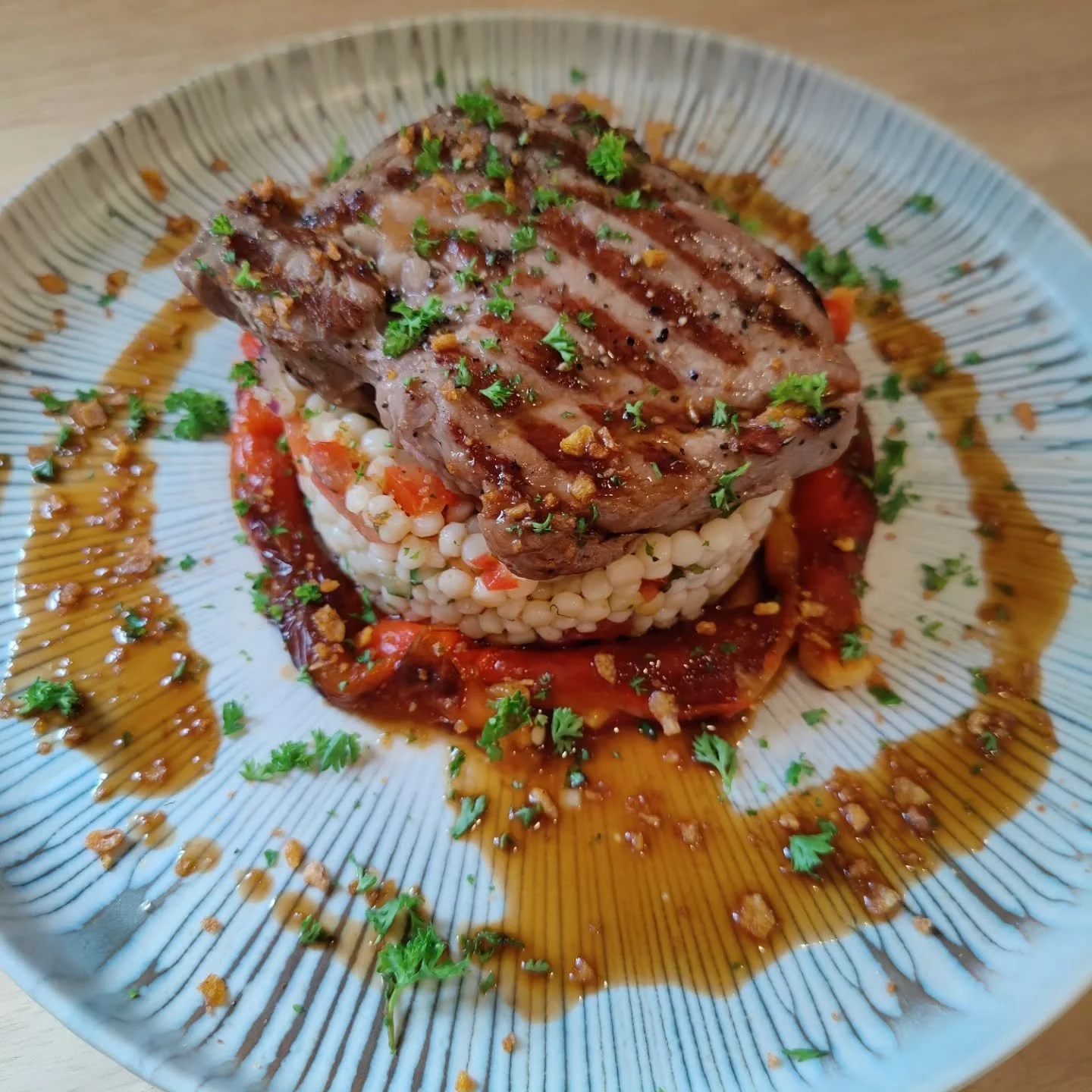 Kom terug iets nieuws ontdekken. 
Voor de maand juni serveren wij jullie twee borden boordevol smaak. 
Je kan kiezen tussen deze twee zomerse gerechten. 

Snoekbaars- risotto Nero di sepia- venkel-edamame- olie van chorizo

Kalfsribeye-tabouleh frego