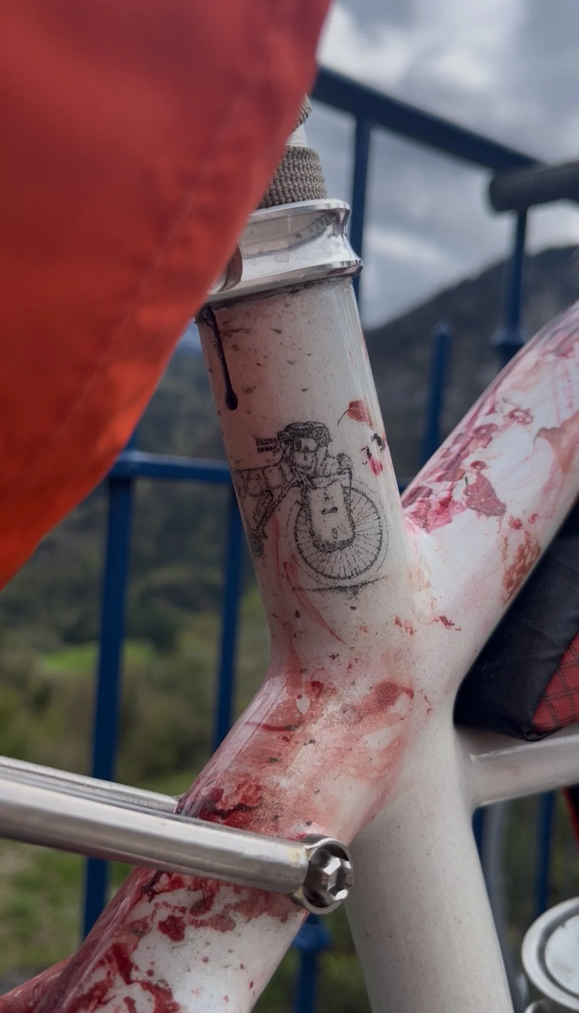 Atlasducycle_Undetourdesartisanesducycle_Jolierougecycles_peinture.JPG