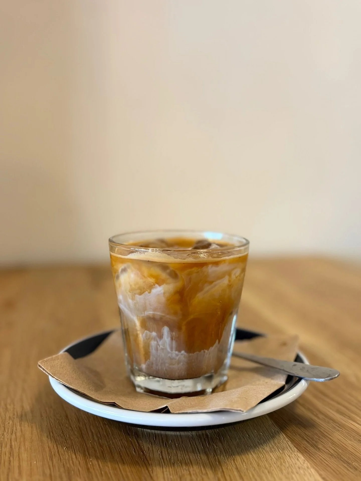 We’re back to it this morning, serving up the best @pharmacie_coffee_roasters coffees until 4pm! ☕️
Our house espresso from Nicaragua 🇳🇮 paired with @downsviewfarm milk makes a refreshing iced flat white 🙌
Blend Coffee Co.
📍 37 Cliffe Hig