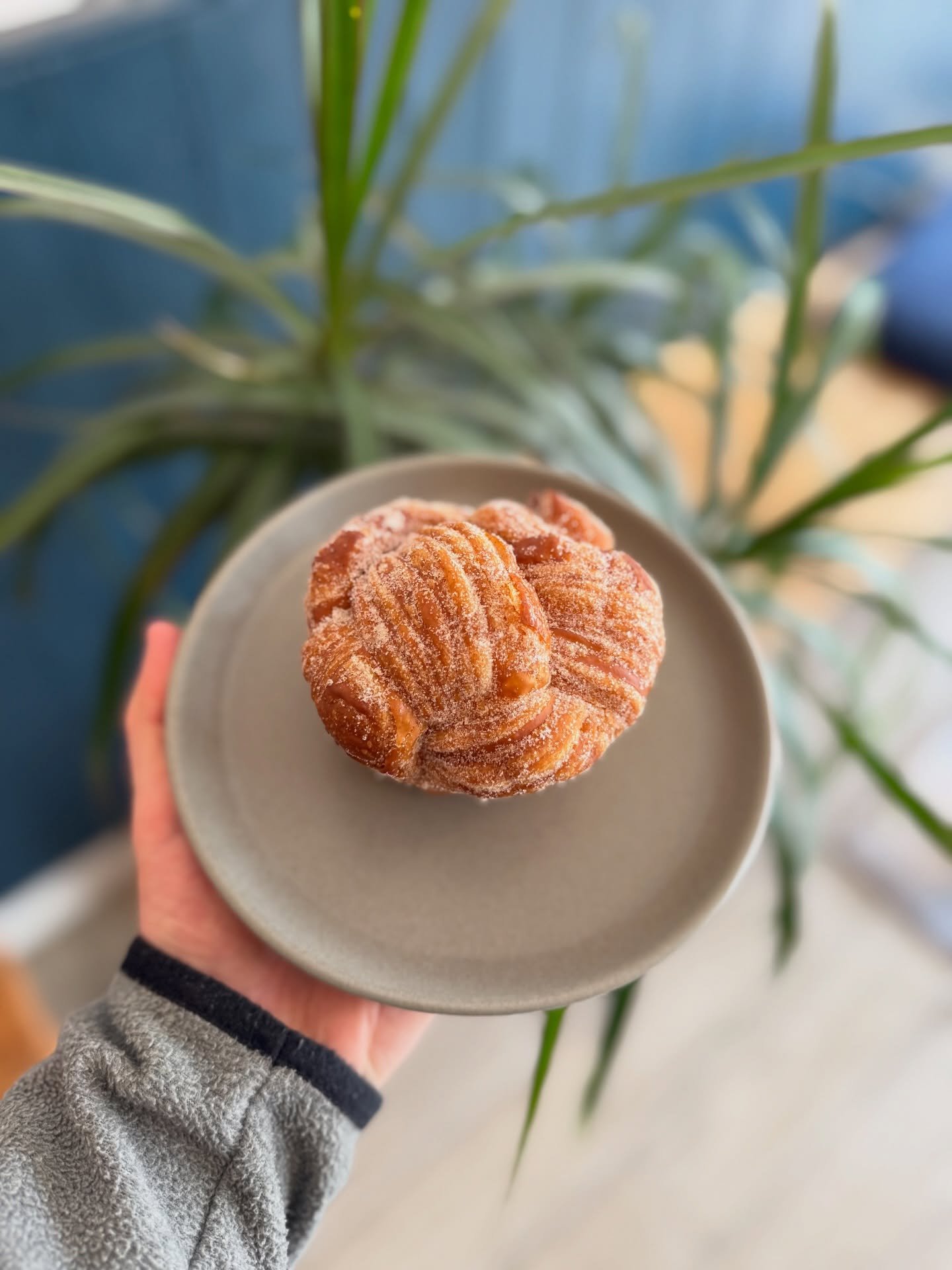 Fridays call for weekend Sweet Treats &amp; Guest Coffees! 🙌

Featured here..
1. Cinnamon Cruffin by @bodhiskitchen - limited! 😮&zwj;💨
2. Shriya, Rwanda from @consciousspeciality - tasting like Strawberries 🍓
3. Spinach, Blue Cheese &amp; Walnut 