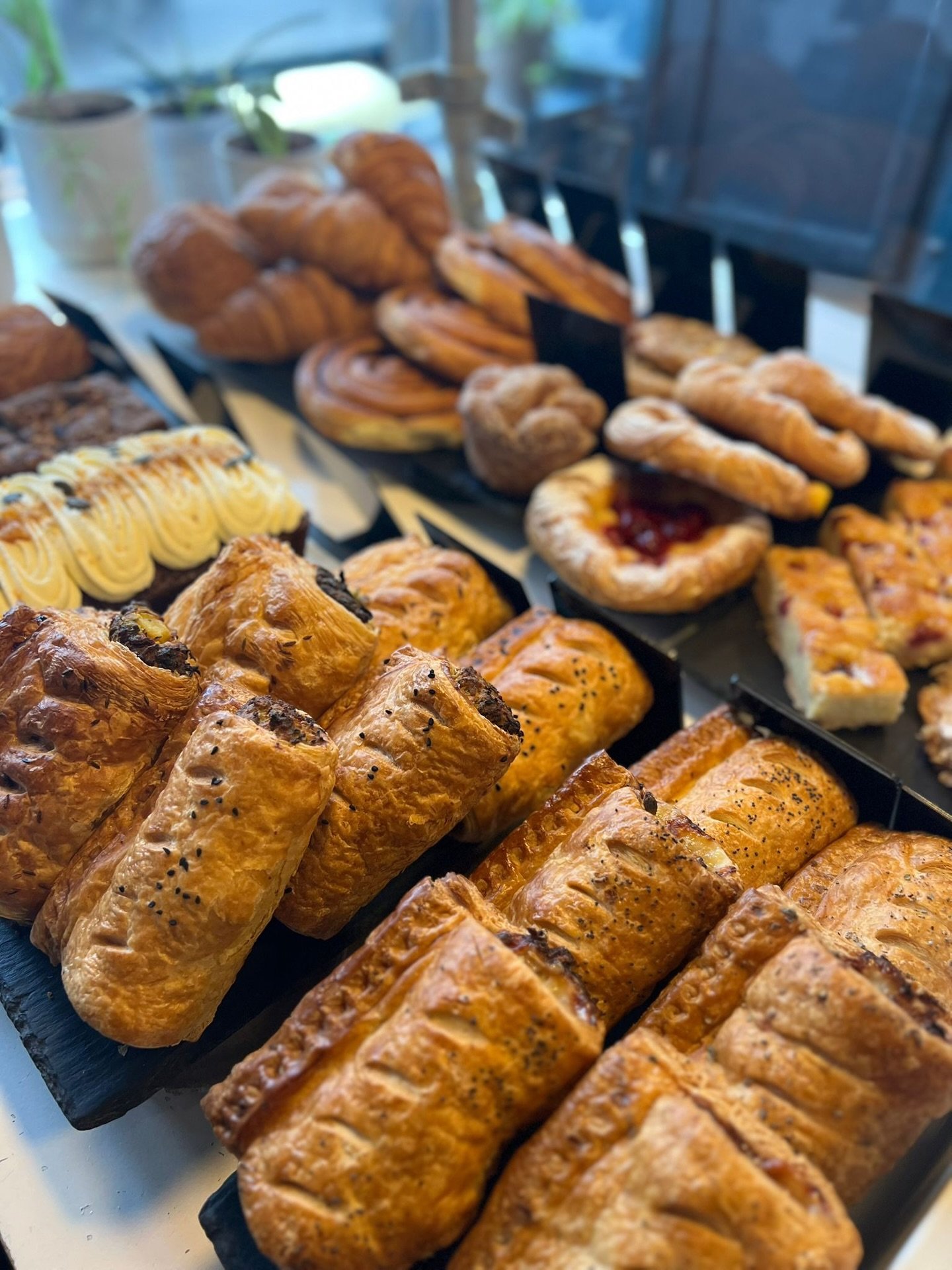 Plenty of pastry to go around this morning&hellip; 🥐
Serving from 8.00-16.00.

Food on bar from @bodhiskitchen &amp; @real_patisserie 🤝

Not visited us before?
You can find us at 63 Rowlands Road, Worthing, BN11 3JN 📌