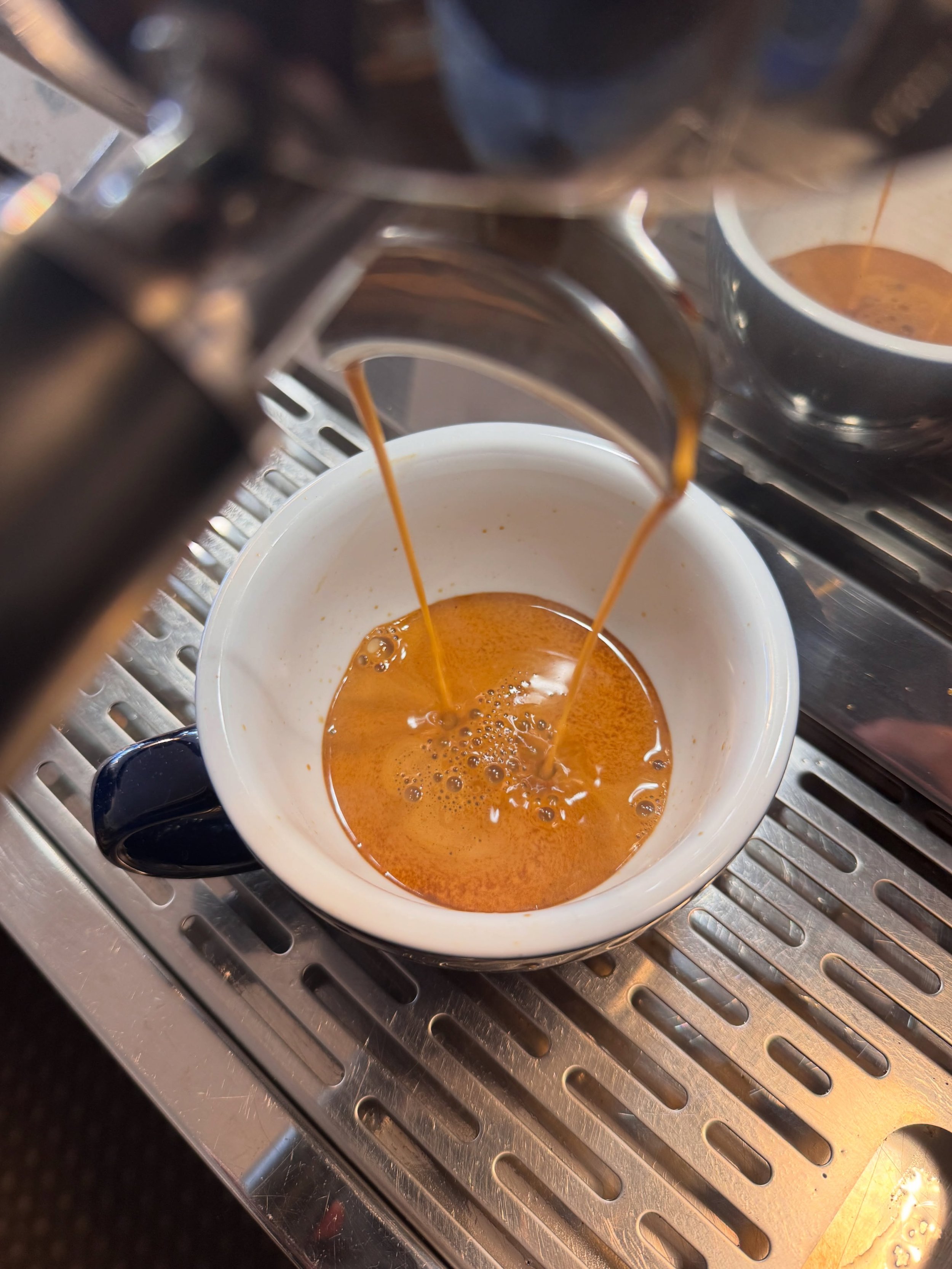 Pouring our single origin Colombian house espresso from @pharmacie_coffee_roasters 7 days a week ☕️ on our @victoriaarduino_uk Eagle Tempo.

With tasting notes of black cherry, a creamy nougat body and a long lasting cotton candy finish, this coffee 