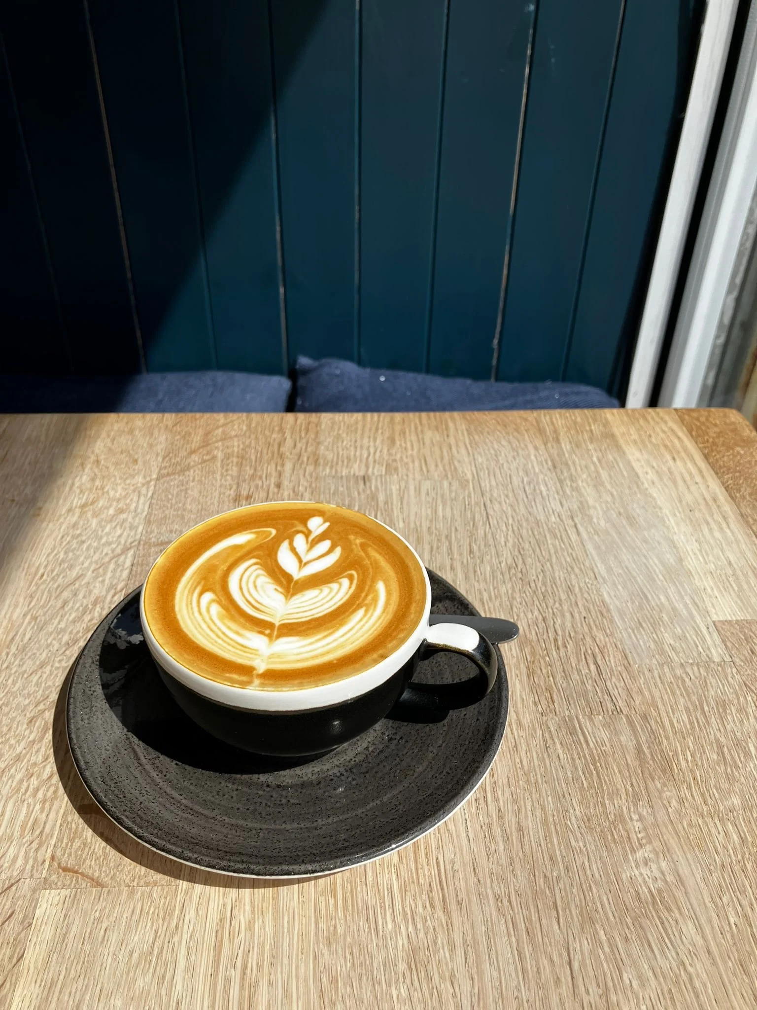 Happy Friday ya&rsquo;ll! 🙌

New coffees hitting the bar over the weekend from @allcaps_coffee ☕️. Stay tuned for more info, we have a very exciting Peach 🍑 Co-Ferment dropping very soon!

⏰ 8.00-16.30 today!
📌 32 Station Road, Portslade, BN41 1GB