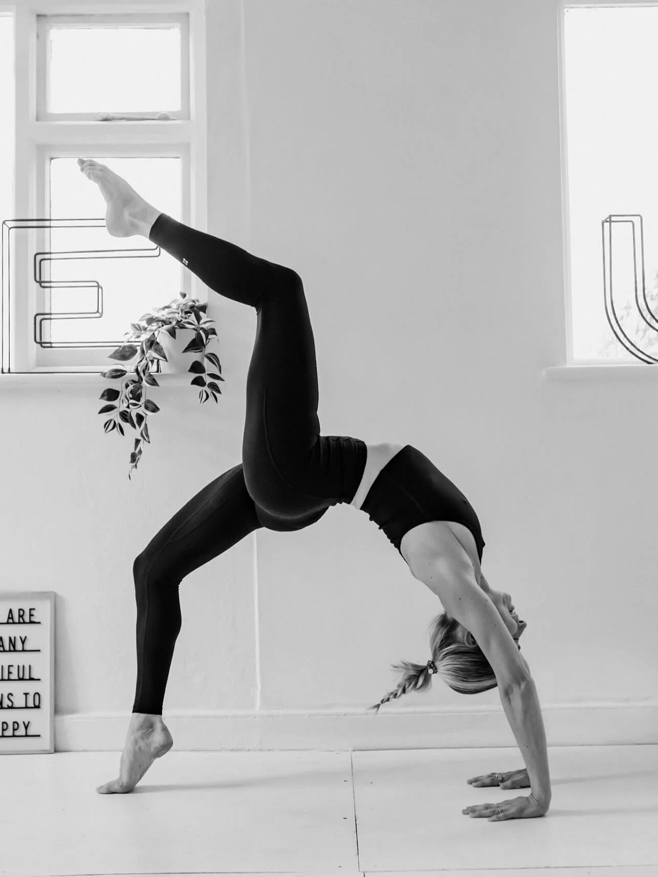 Spotlight on @vickiblatchley who regularly attends my barre classes and also happens to be a super talented photographer. When she asked if I wanted to have a play around with some new yoga/movement photography I had to say yes.

The brief was make s