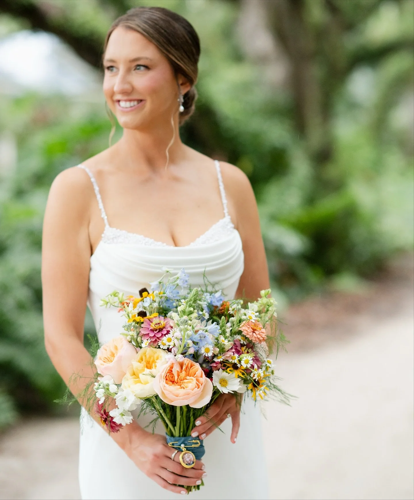 We loved getting to flower this sweet summer wedding for B + E 🌿🌸🌺 thank you @kinosi_photography capturing the most beautiful shots! Planner: @marienicoleweddings