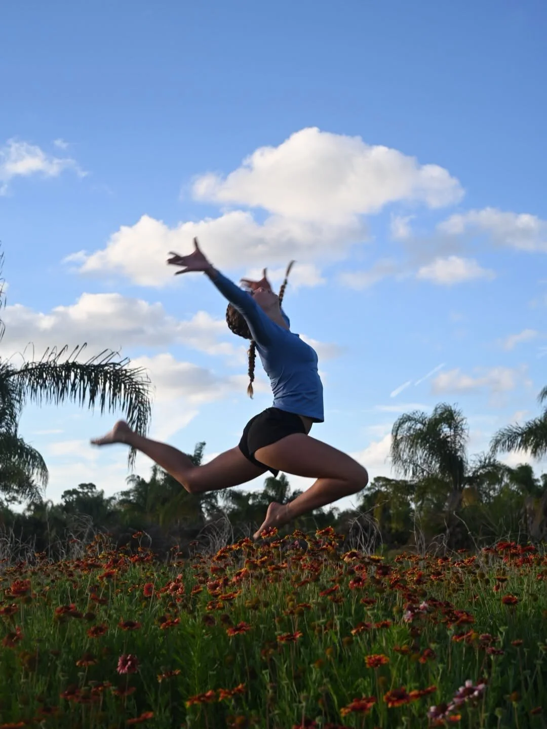 Don&rsquo;t you ever just want to 🤸&zwj;♀️🤸🏼&zwj;♀️🤸🏻&zwj;♀️ in a field of wildflowers??? 🌺🌷💐🌼🌻